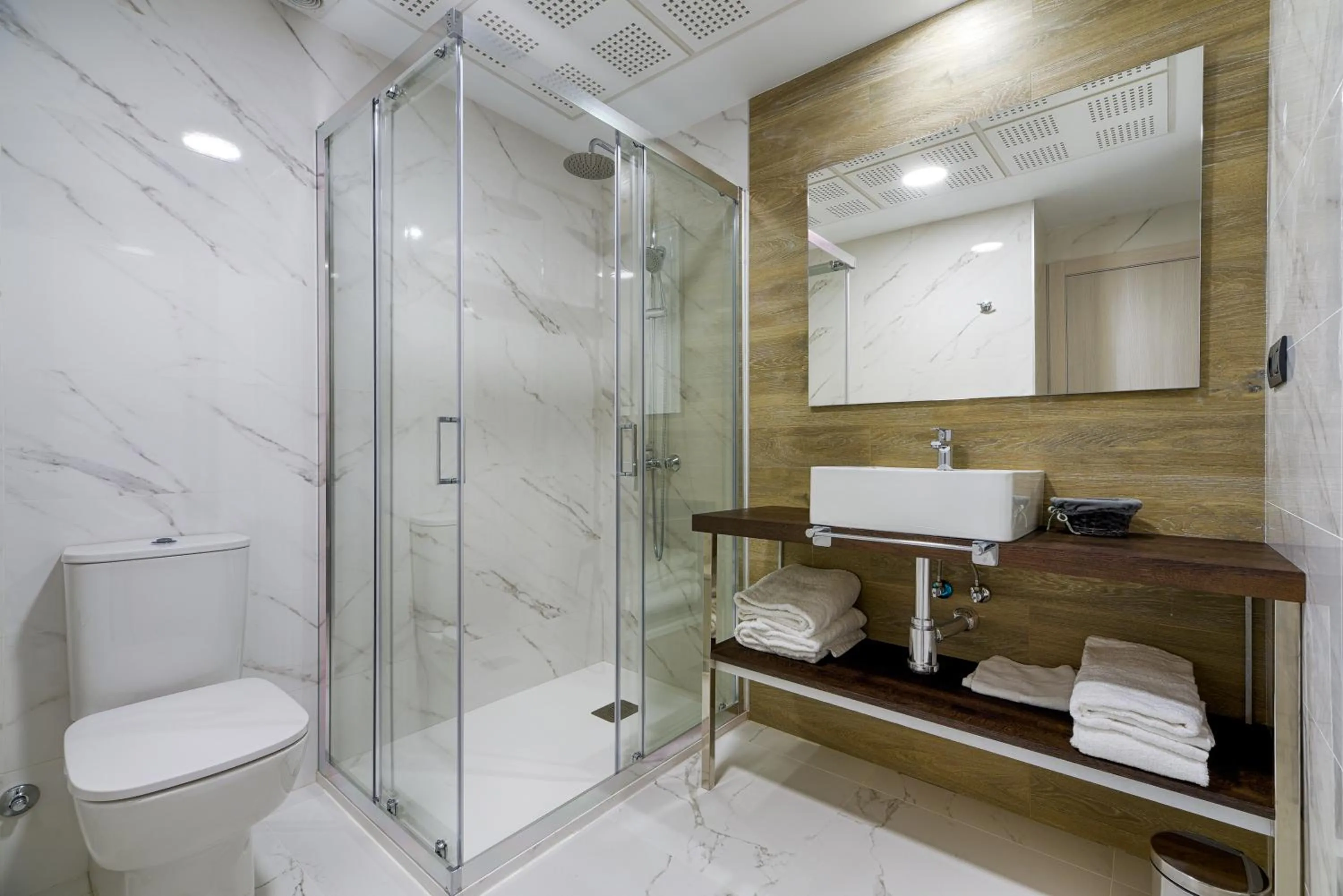 Bathroom in TH Apartments by Como en Casa