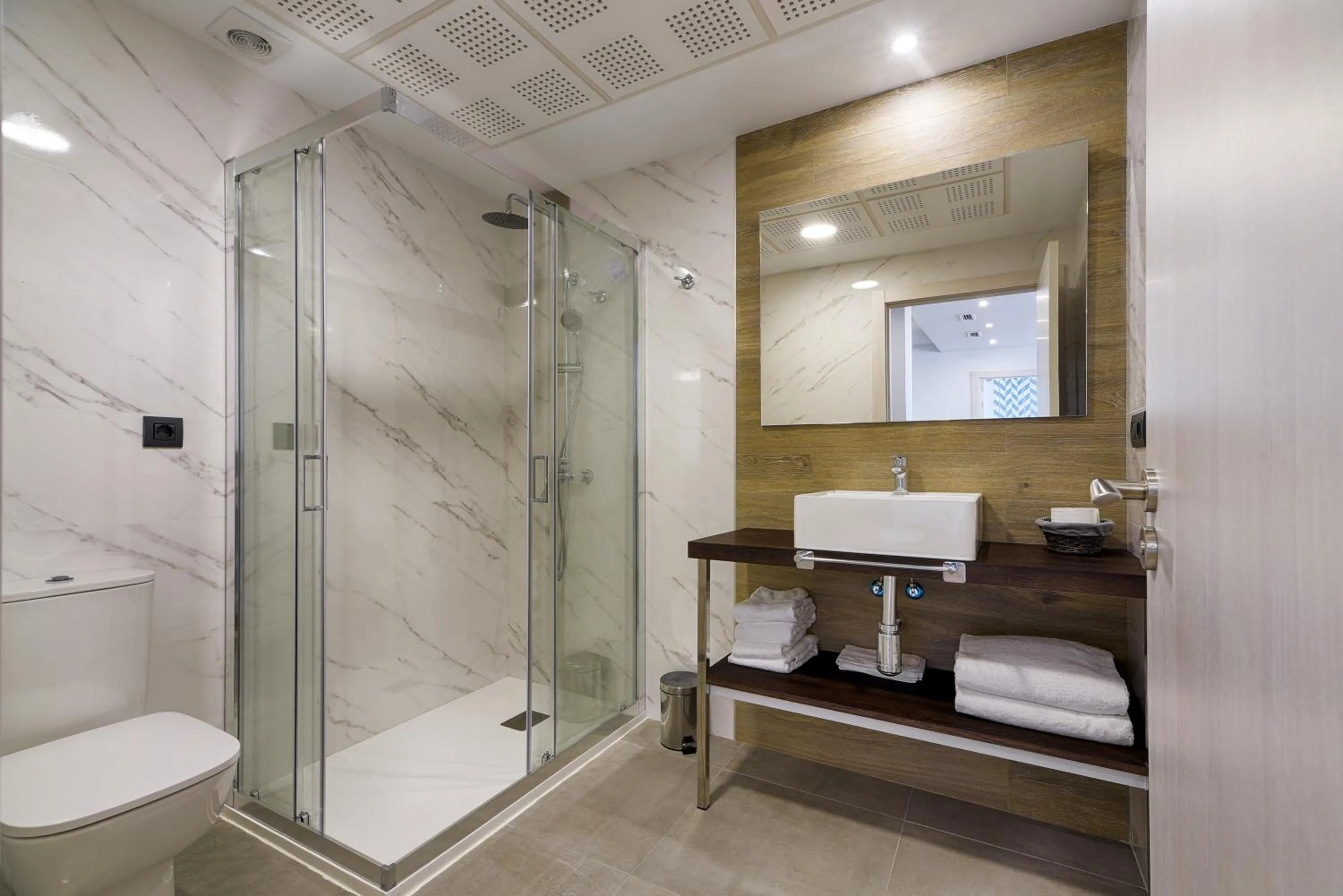 Bathroom in TH Apartments by Como en Casa