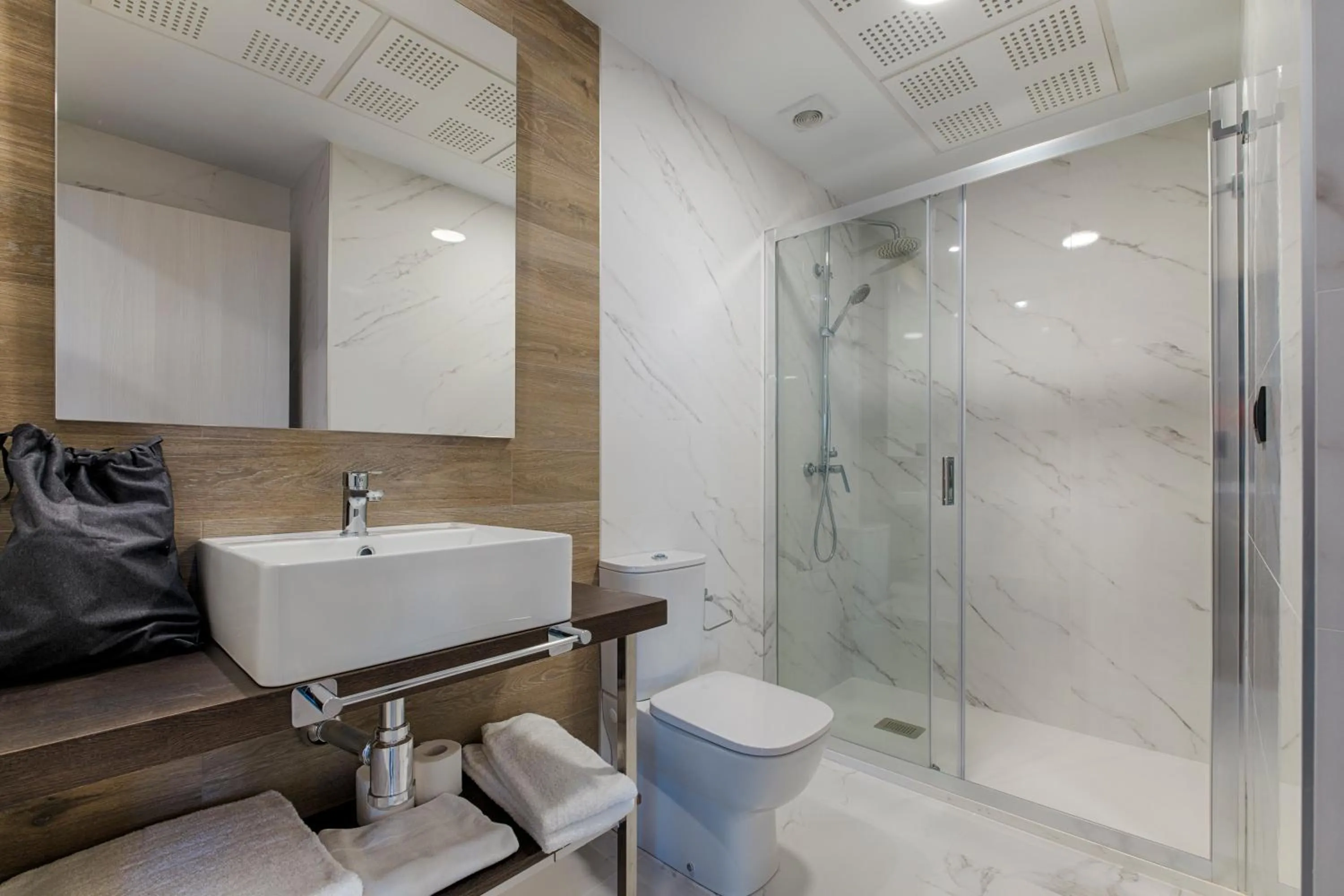 Bathroom in TH Apartments by Como en Casa