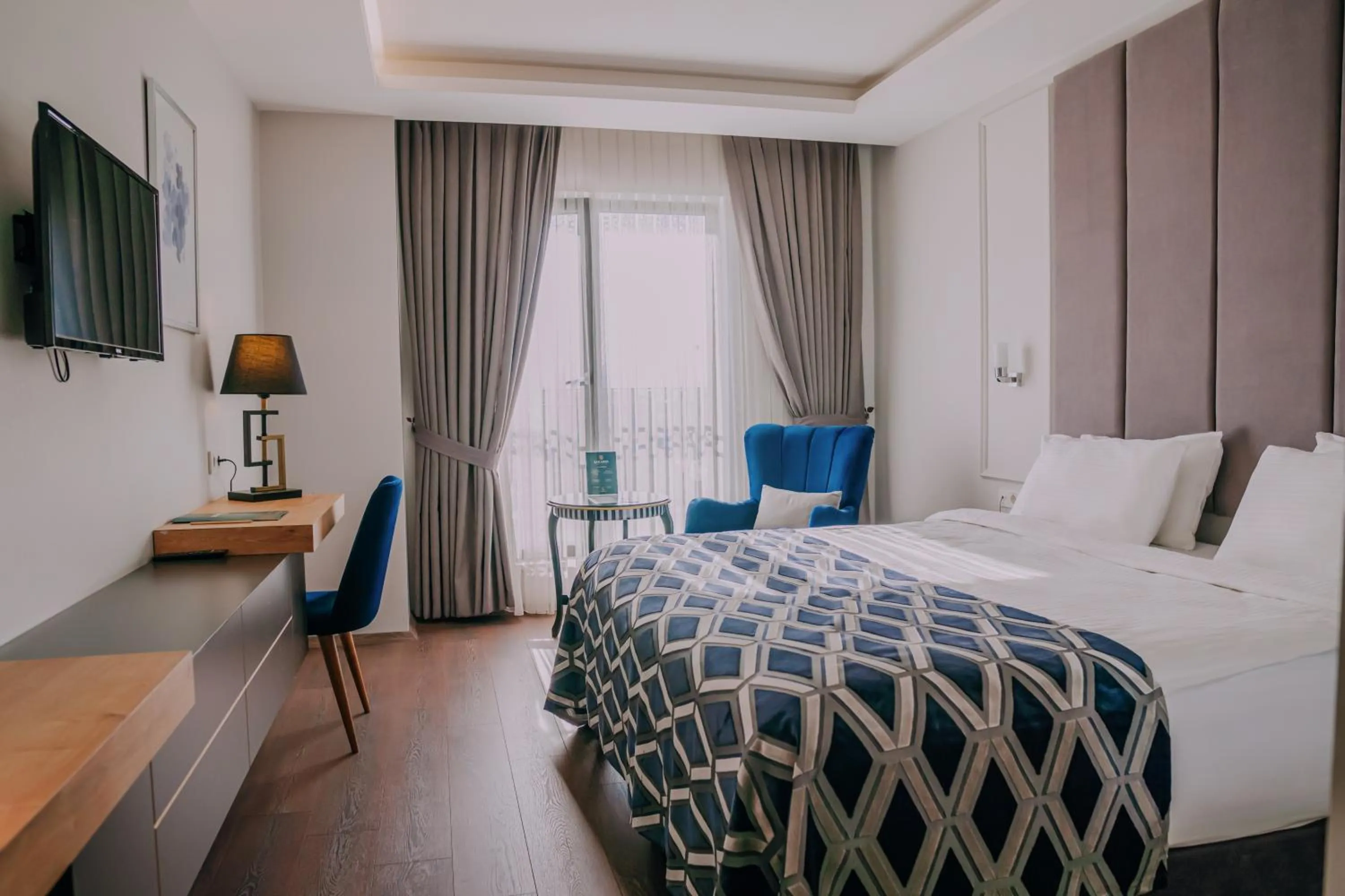 Communal lounge/ TV room in Sakarya Hotel