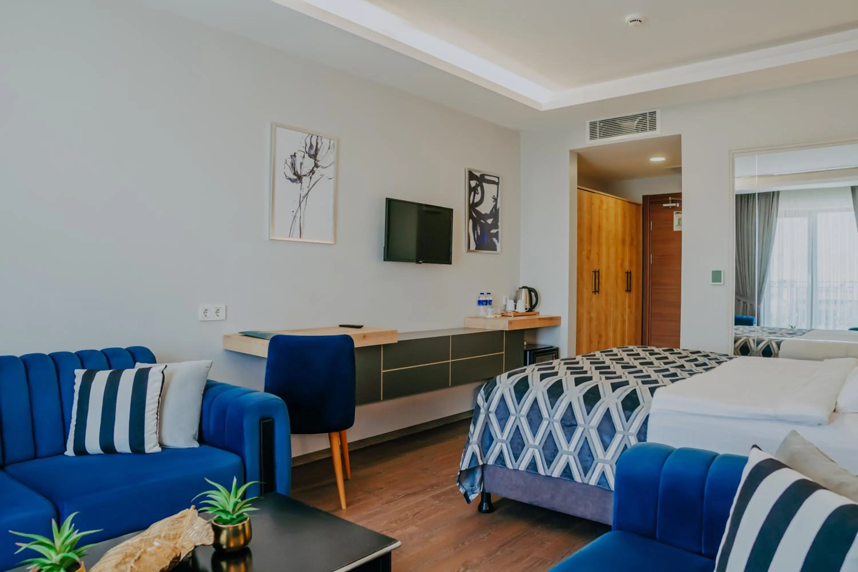 Communal lounge/ TV room in Sakarya Hotel