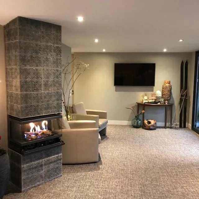 Communal lounge/ TV room in Boutique Hotel en B&B De Zwammenberg