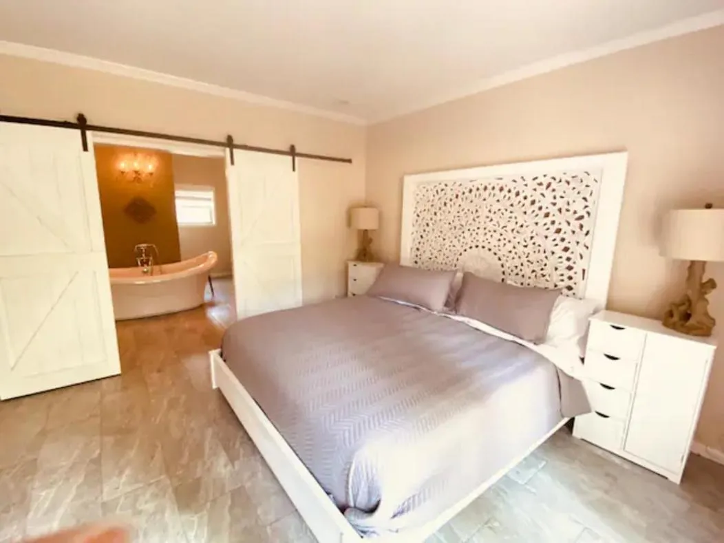 Bedroom, Bed in Swan Lake Resort