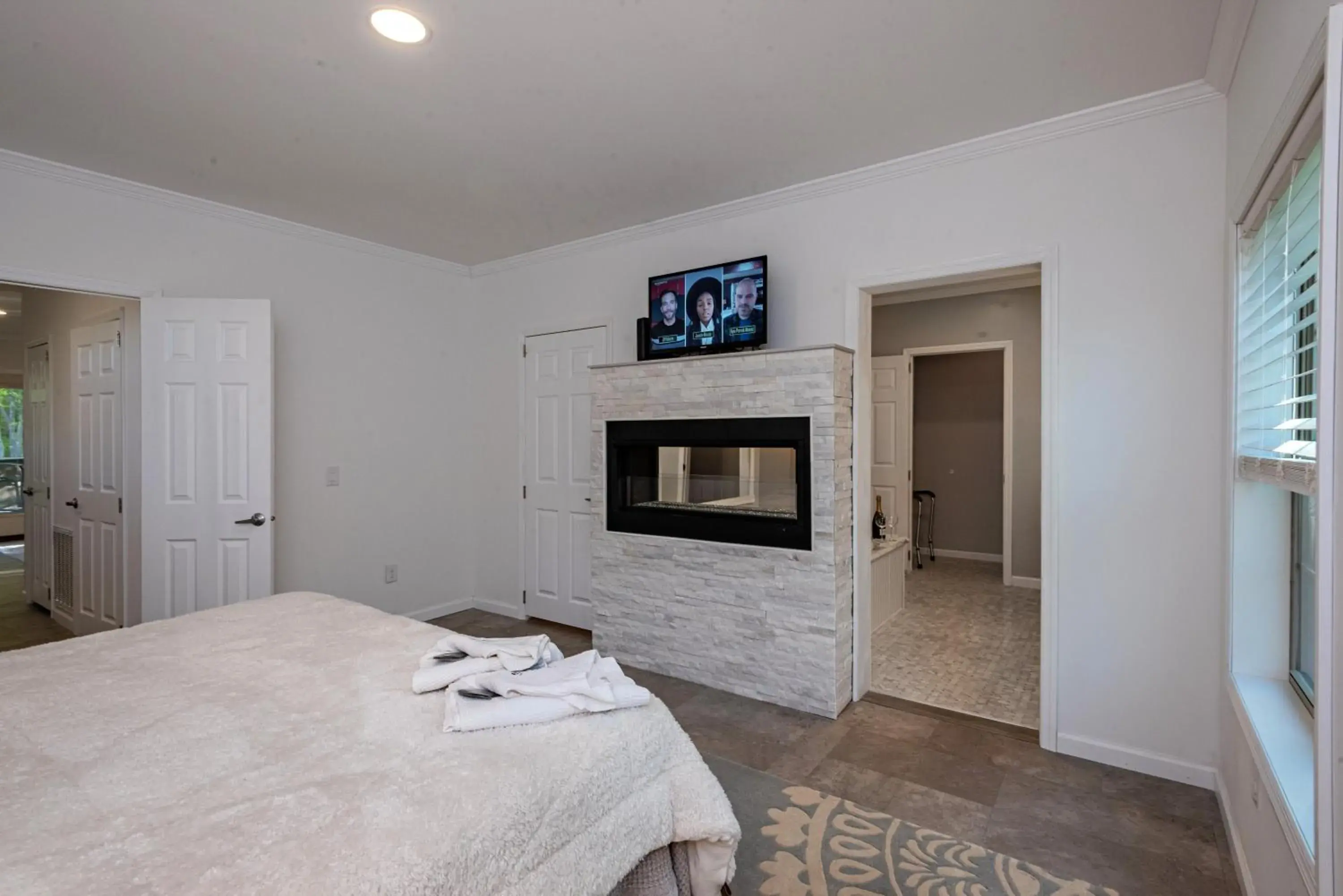 TV and multimedia, Bed in Swan Lake Resort TV and multimedia, Bed in Swan Lake Resort