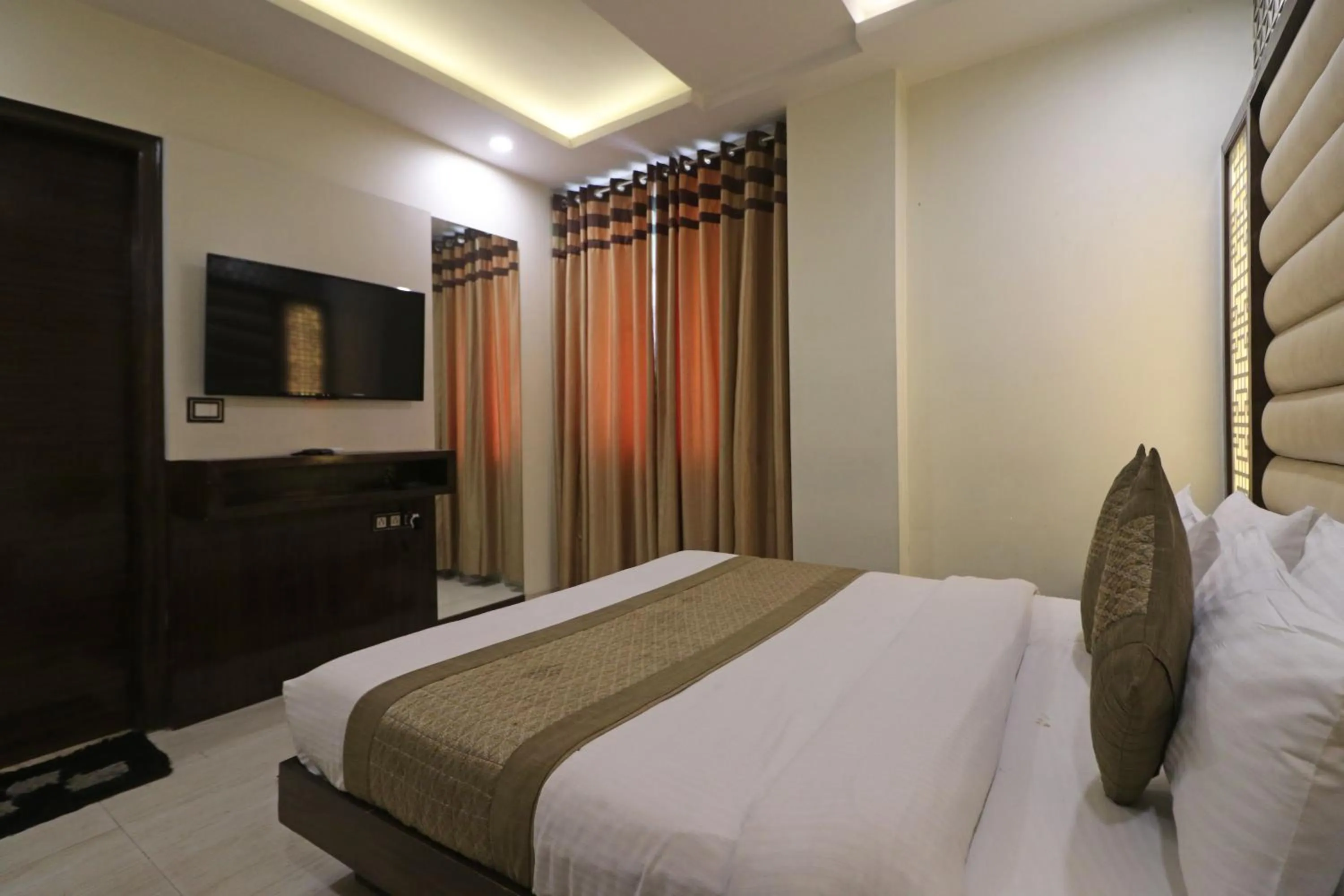 TV and multimedia, Bed in Hotel Mannat international by Mannat