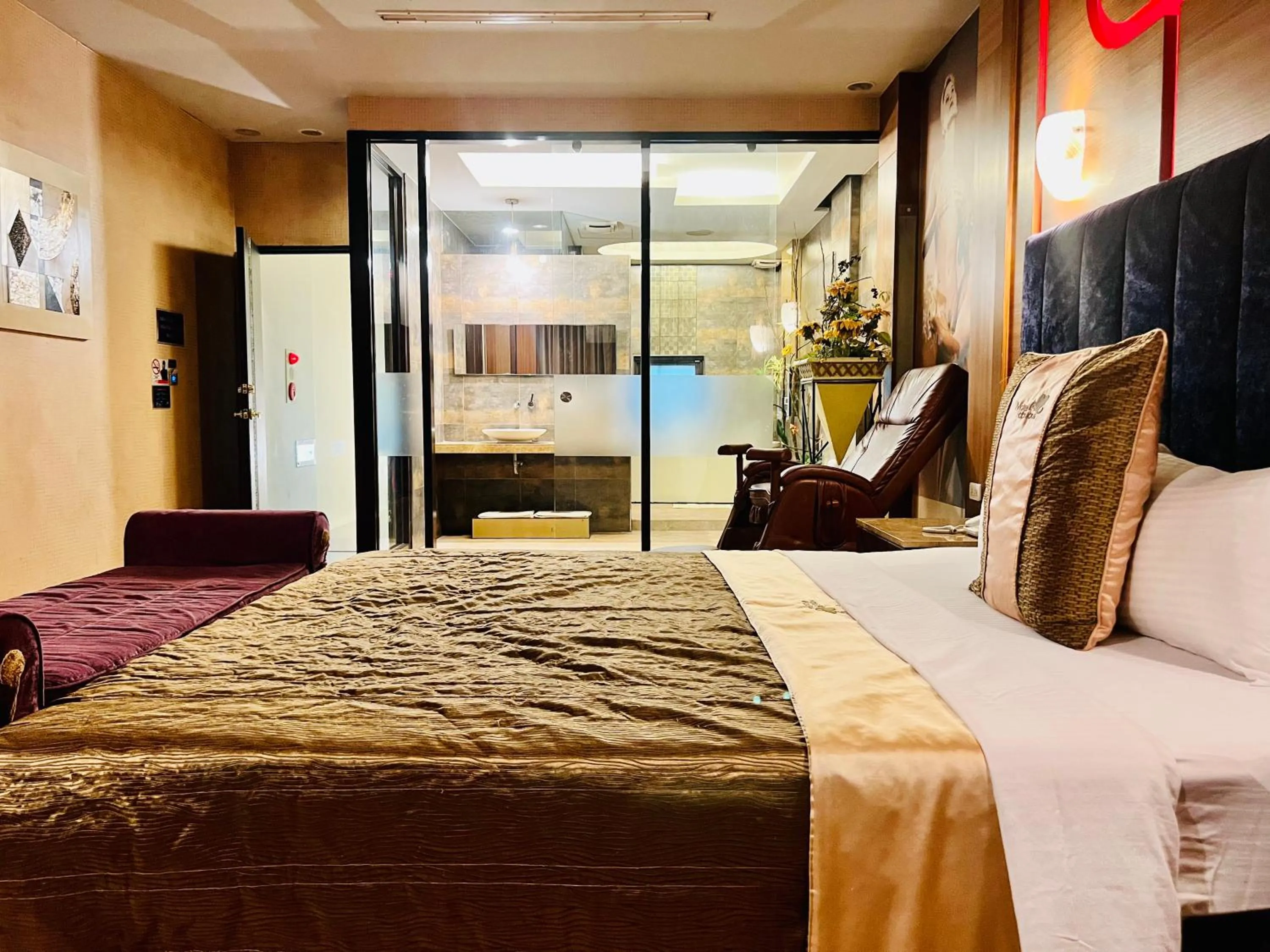 Bedroom, Bed in Motel Fabulous