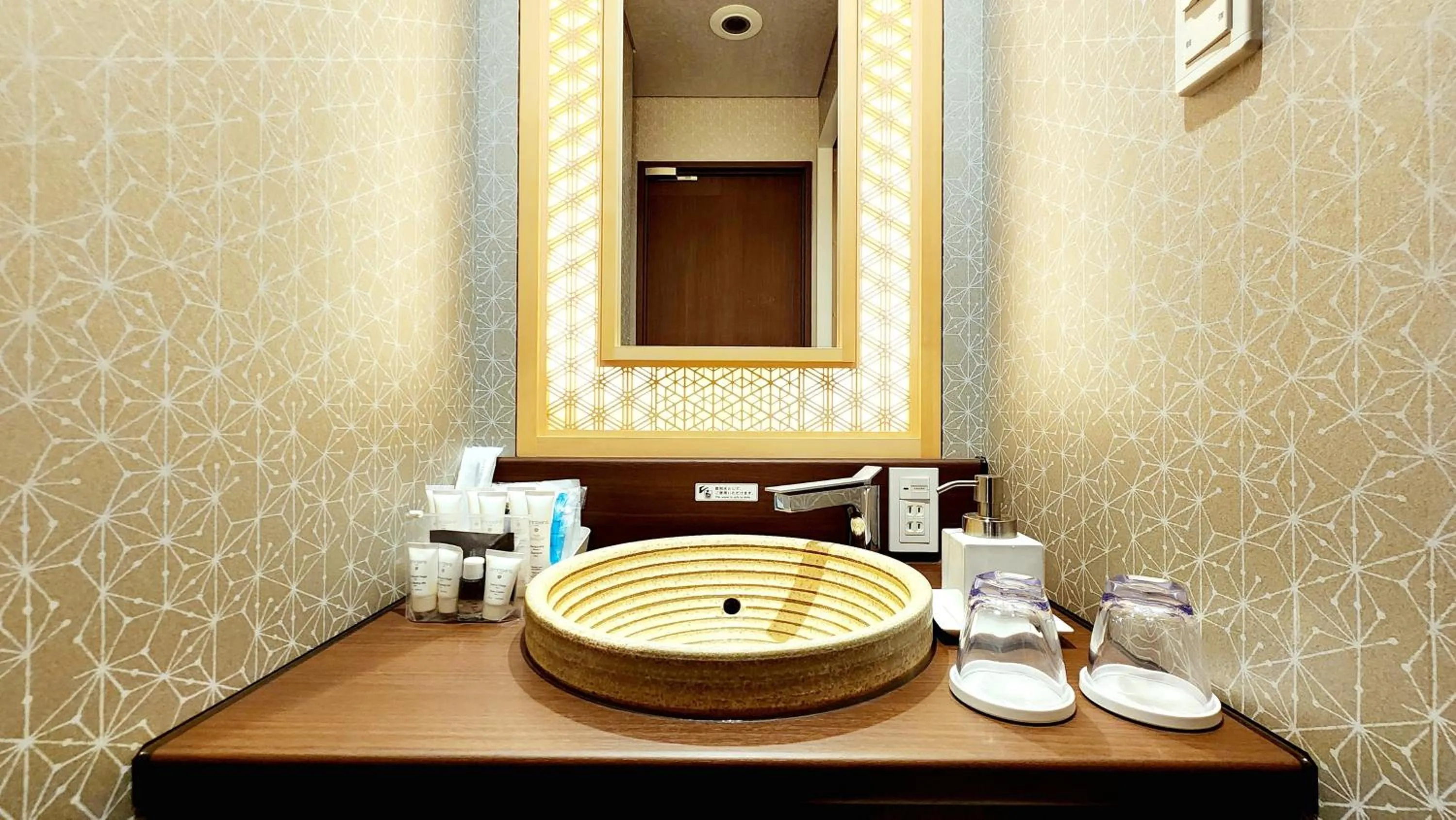 Bathroom in ひがし茶屋街らしく金沢 Hotel Rashiku kanazawa