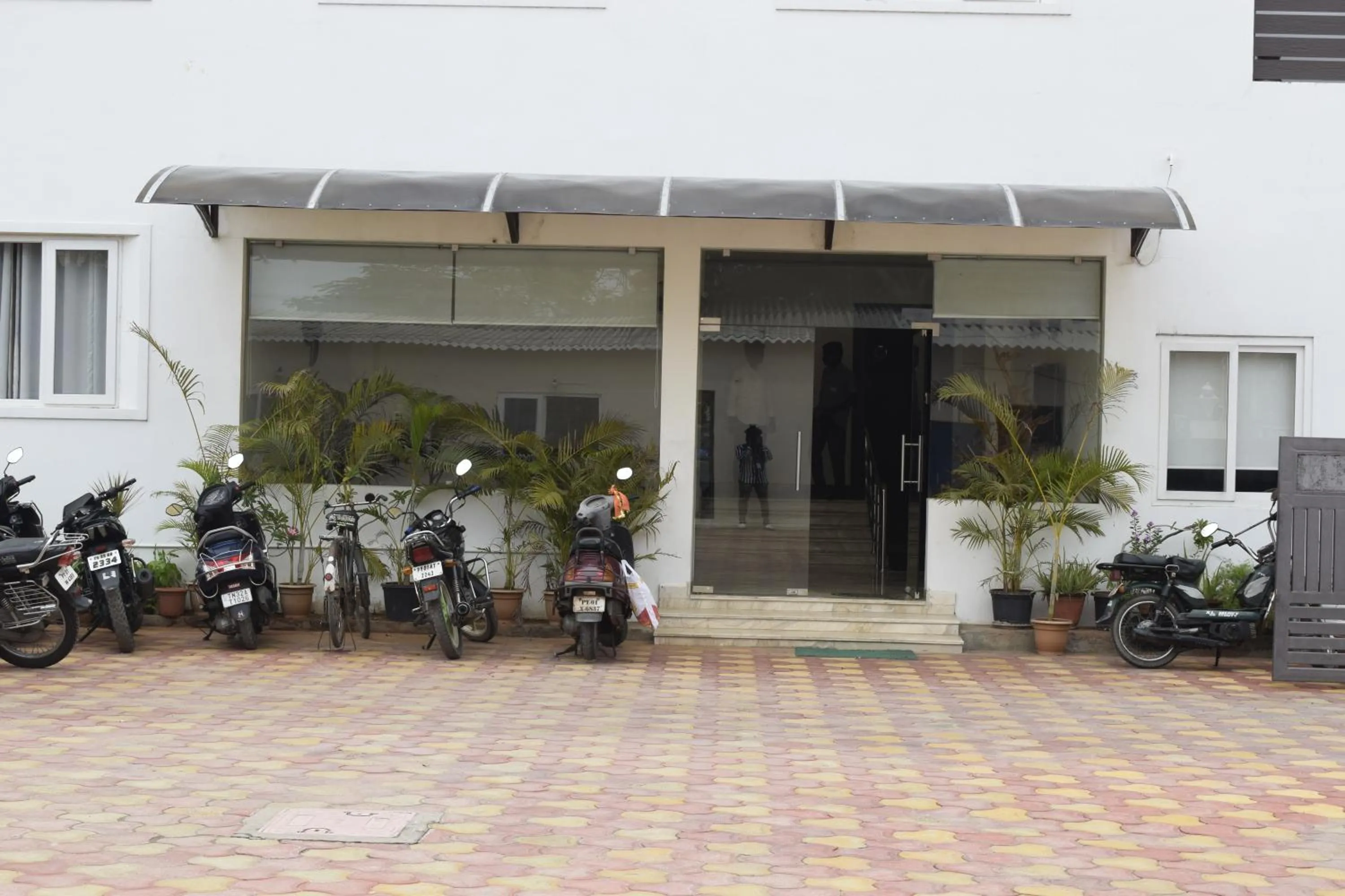 Facade/entrance in Golden Parrk