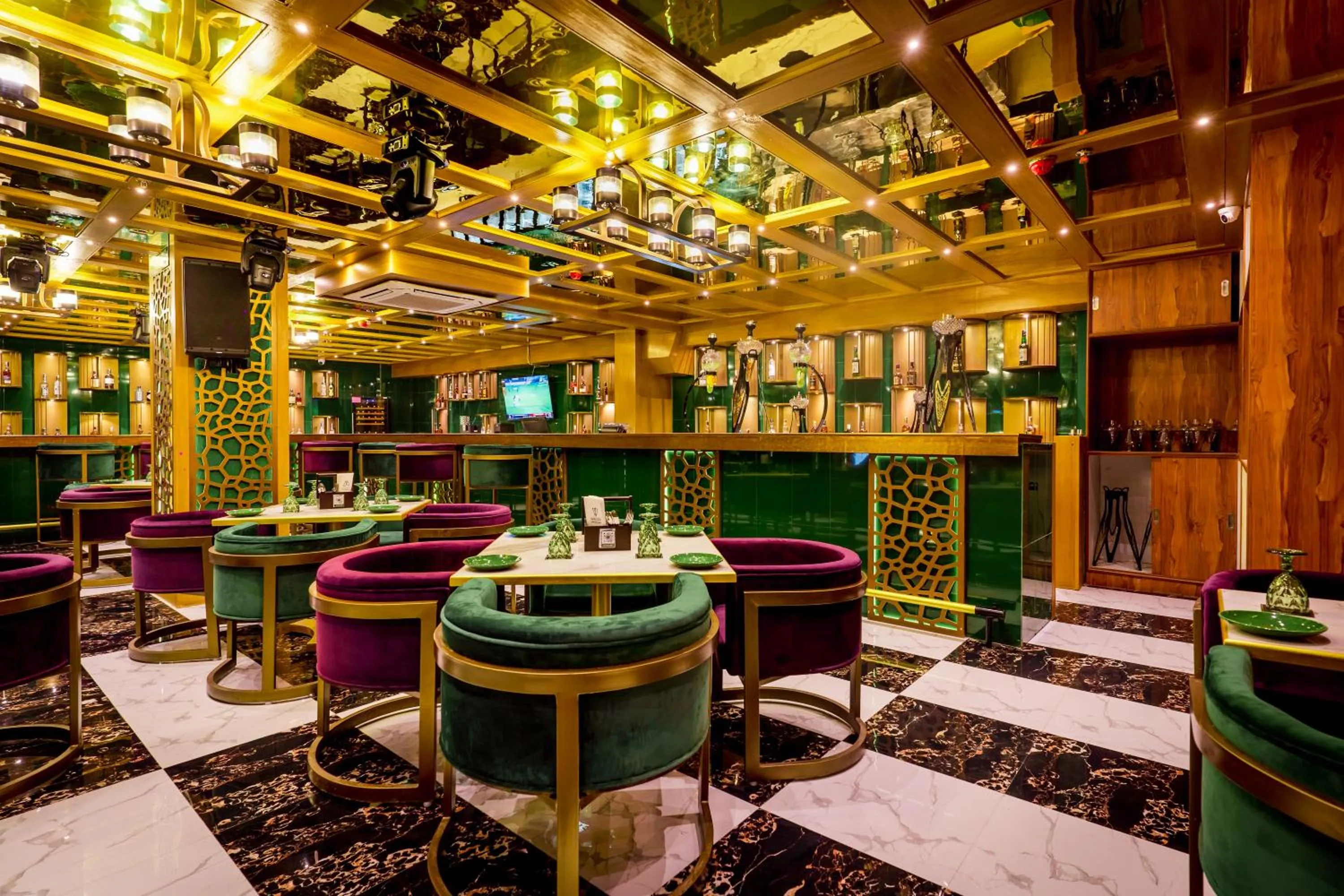 Restaurant/places to eat in Golden Parkk Hotel