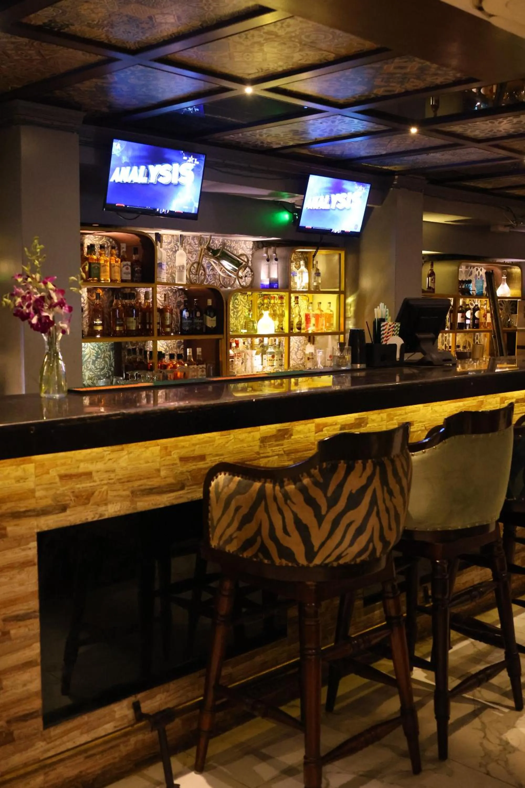 Restaurant/places to eat in Golden Parkk Hotel