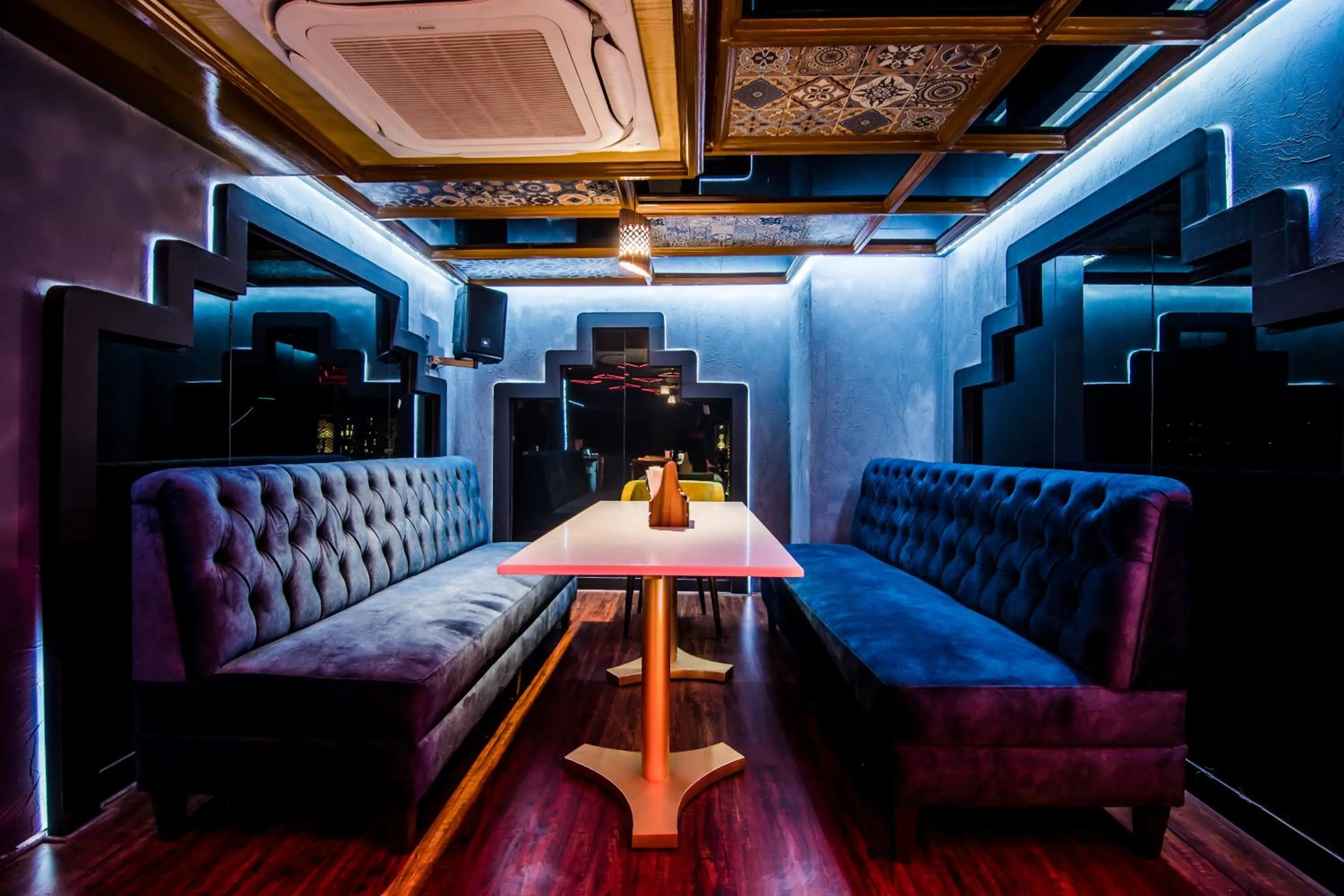 Restaurant/places to eat in Golden Parkk Hotel