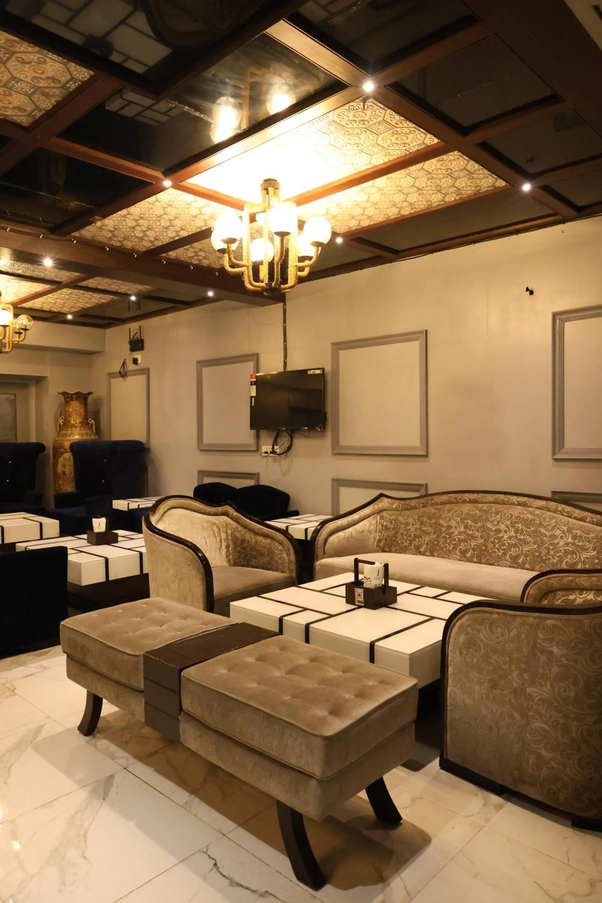 Restaurant/places to eat in Golden Parkk Hotel