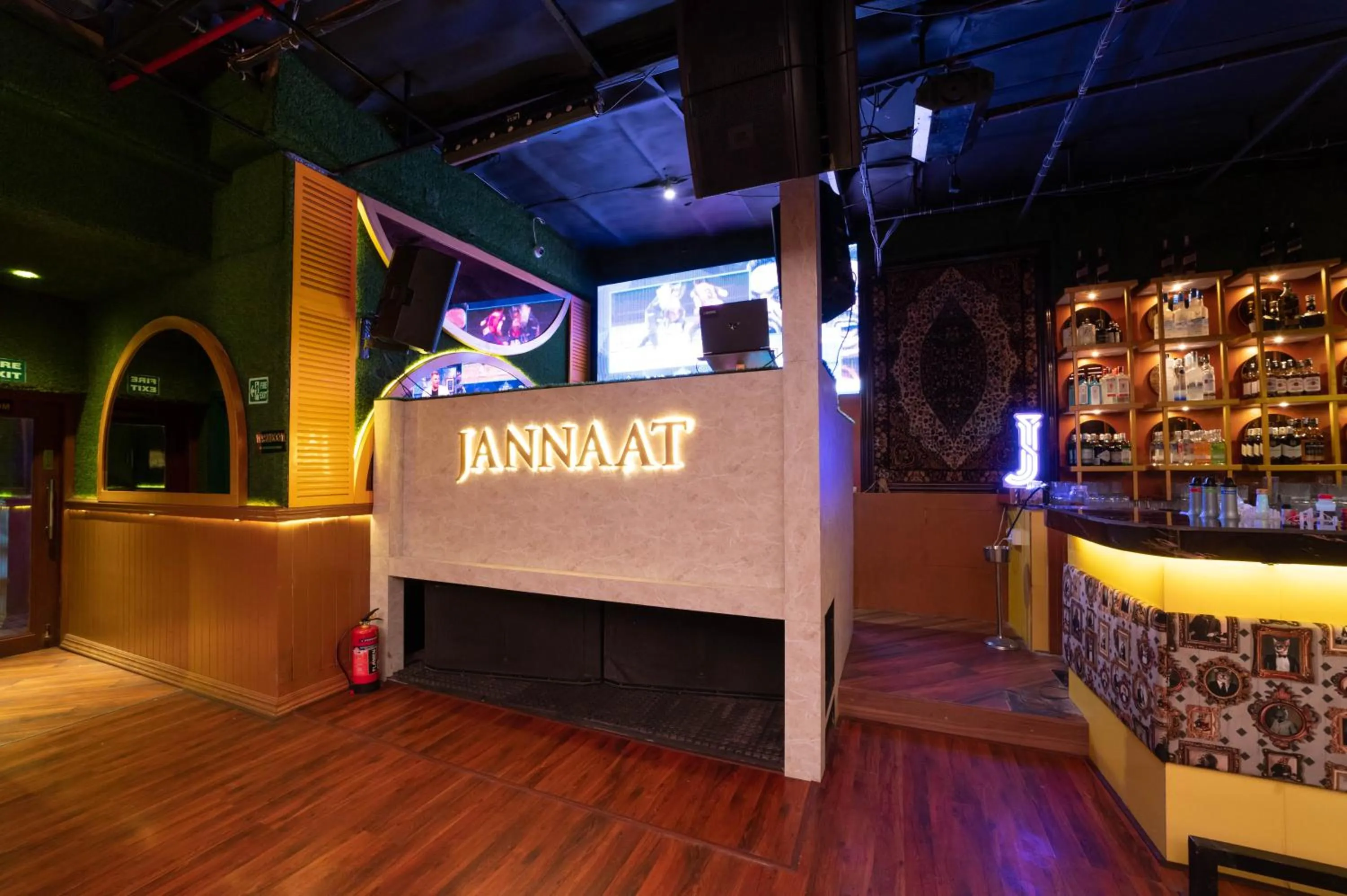 Restaurant/places to eat in Golden Parkk Hotel