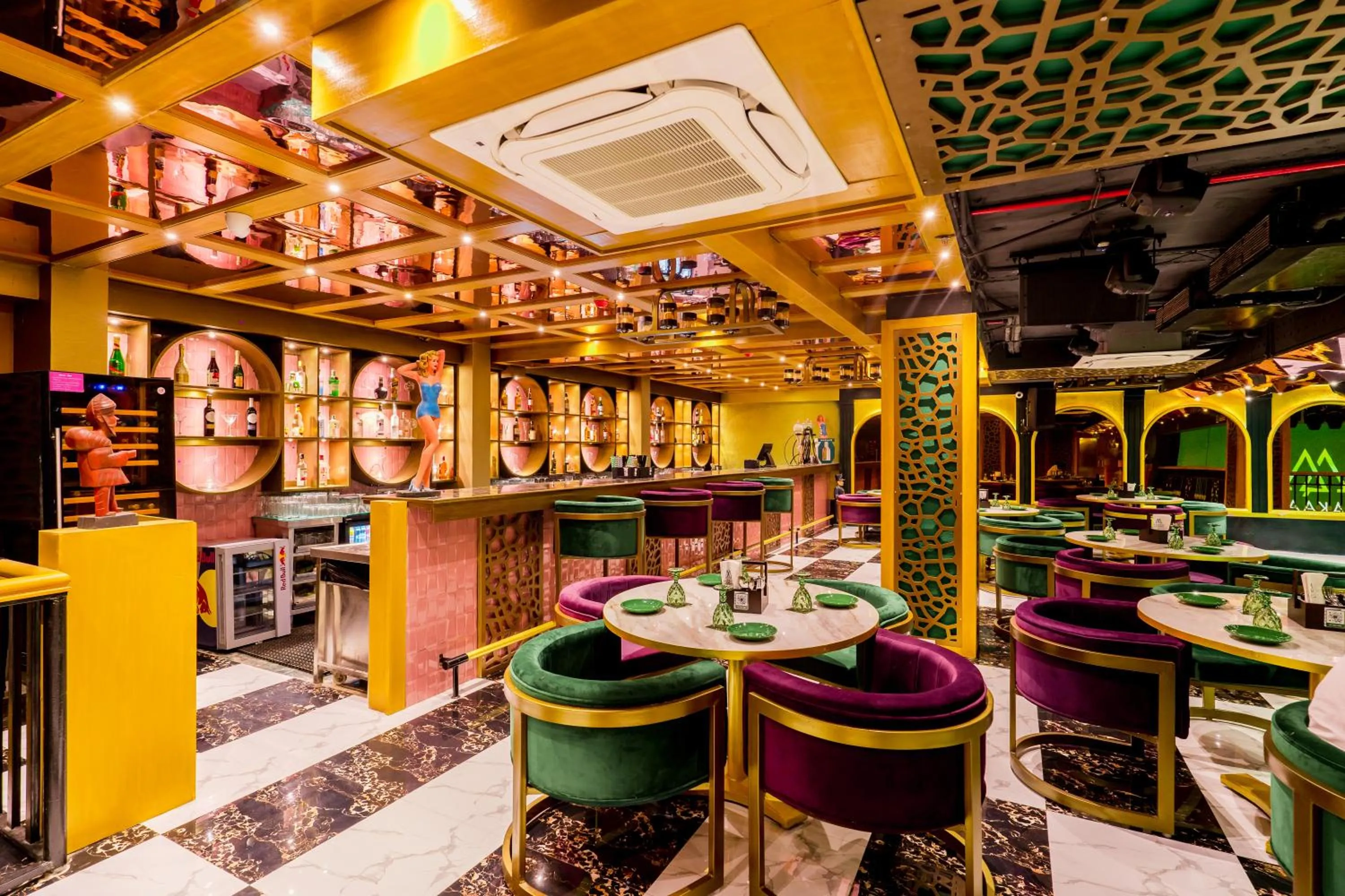 Restaurant/places to eat in Golden Parkk Hotel