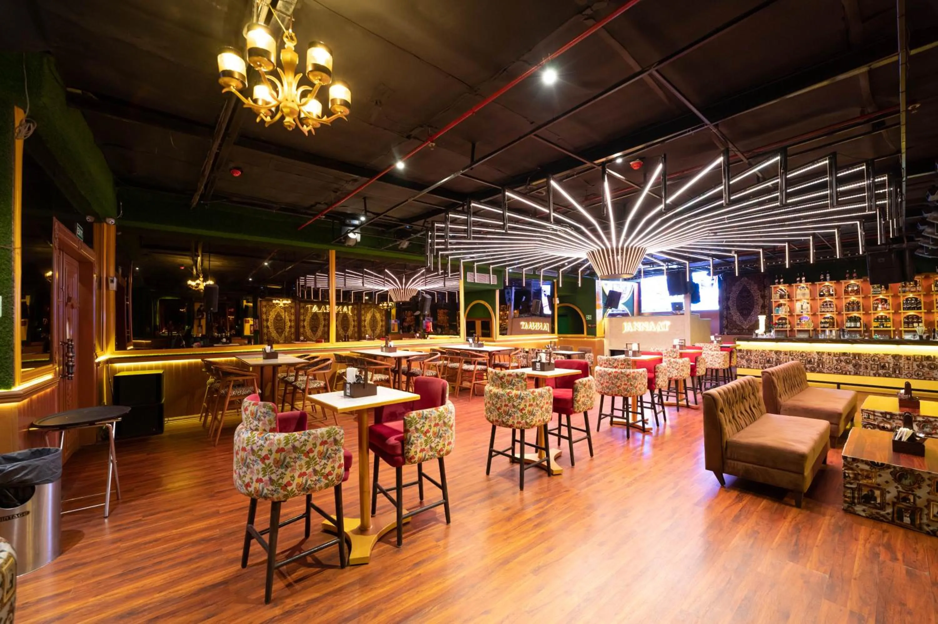 Restaurant/places to eat in Golden Parkk Hotel