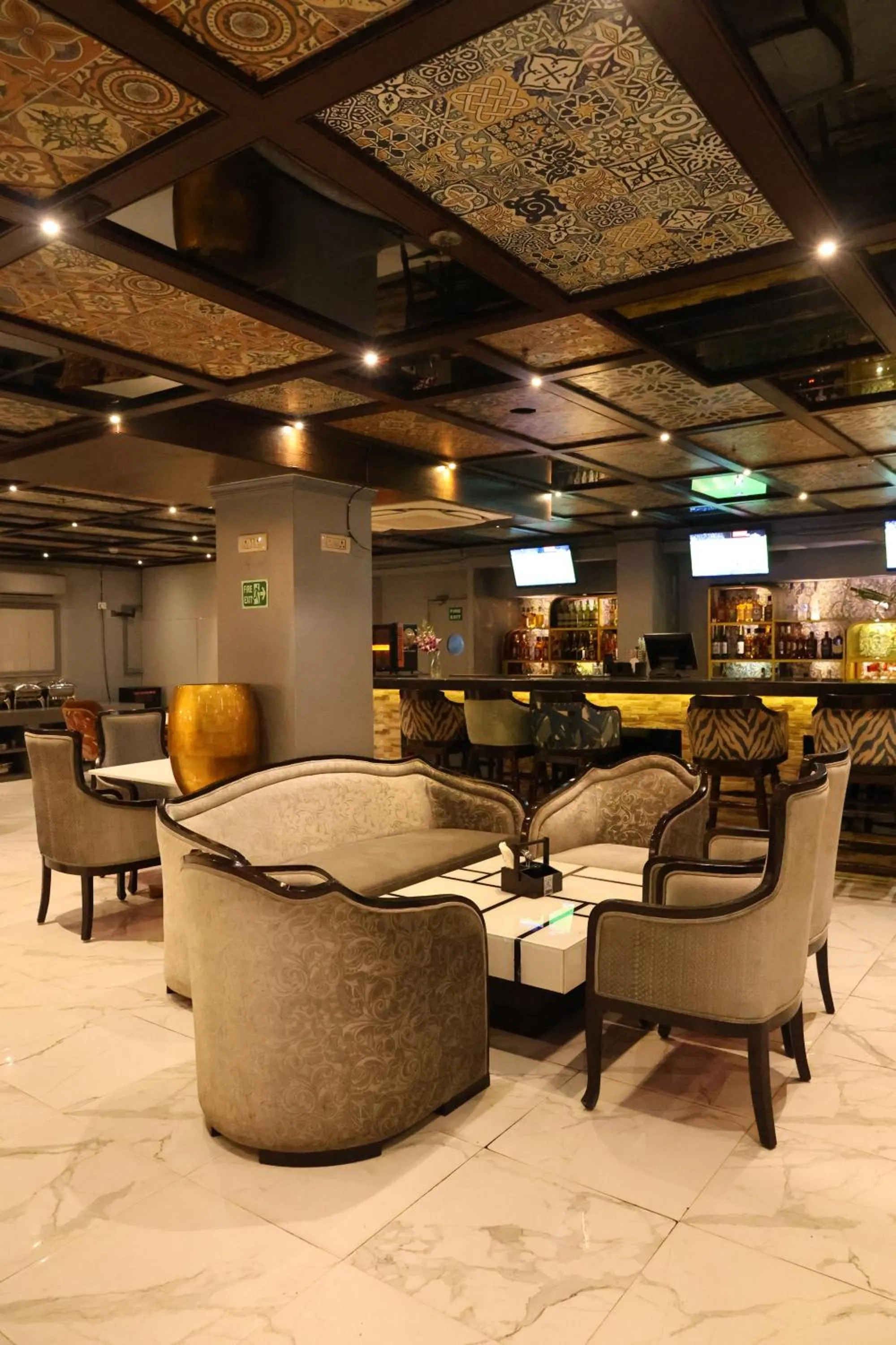 Restaurant/places to eat in Golden Parkk Hotel