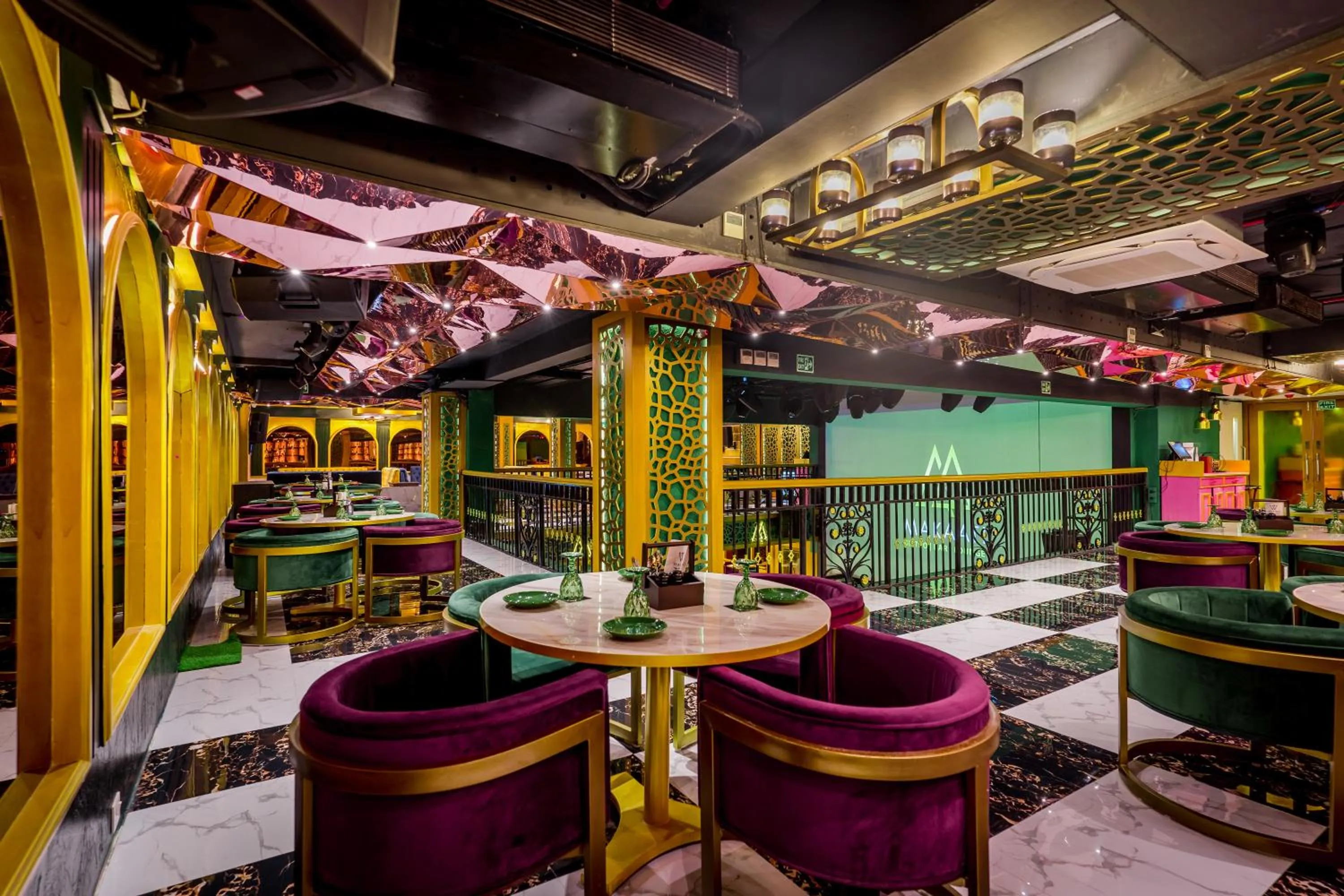 Restaurant/places to eat in Golden Parkk Hotel