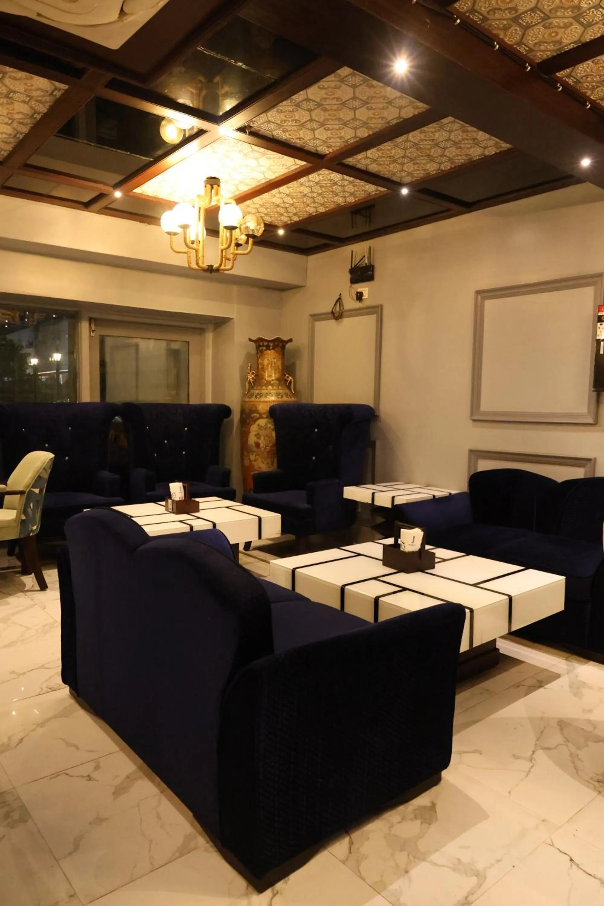 Restaurant/places to eat in Golden Parkk Hotel