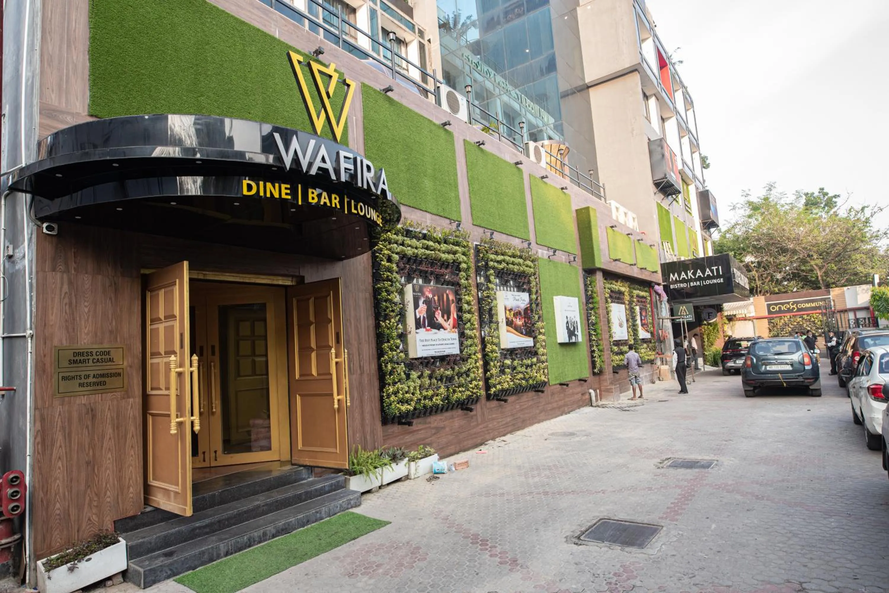 Restaurant/places to eat in Golden Parkk Hotel