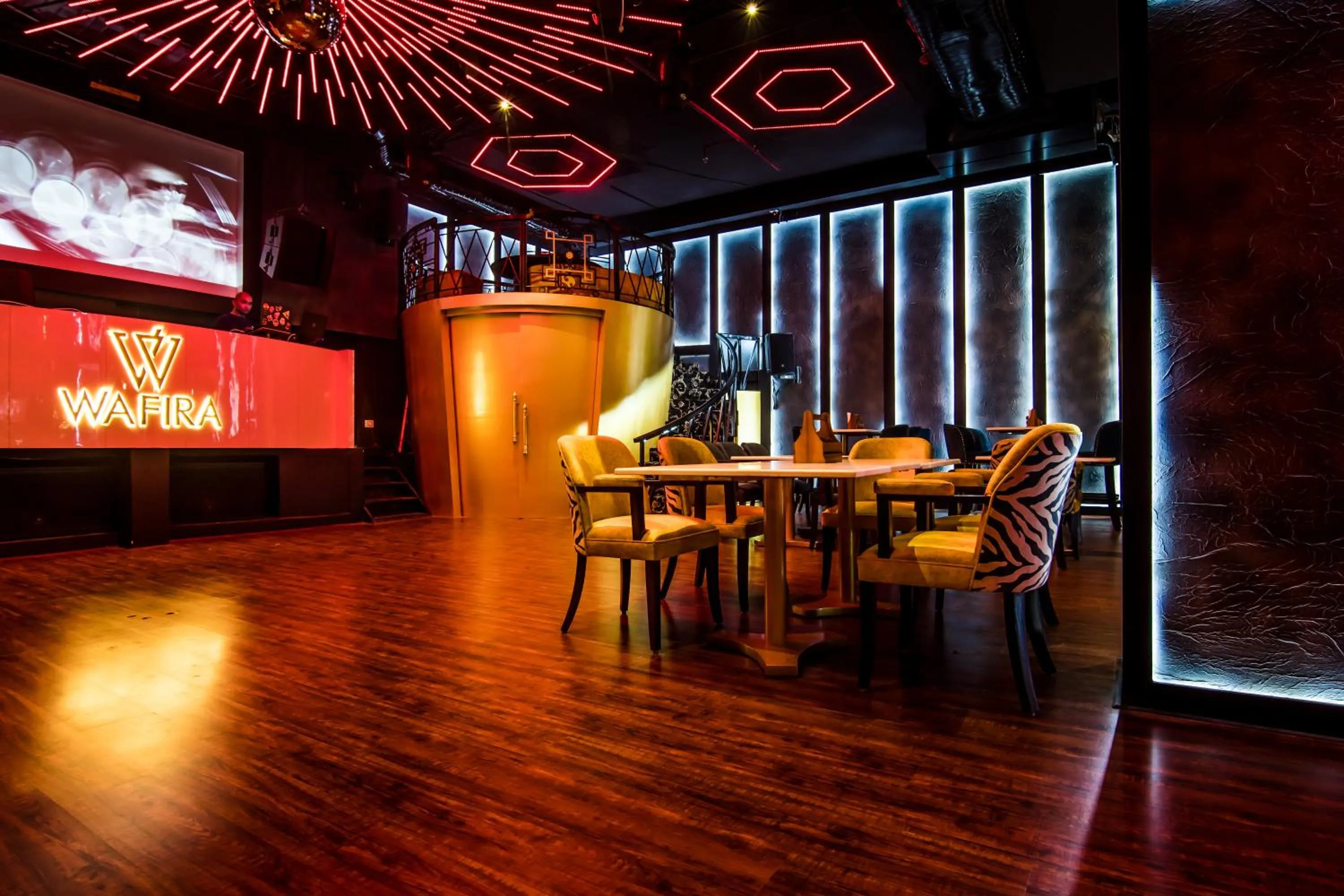 Restaurant/places to eat in Golden Parkk Hotel