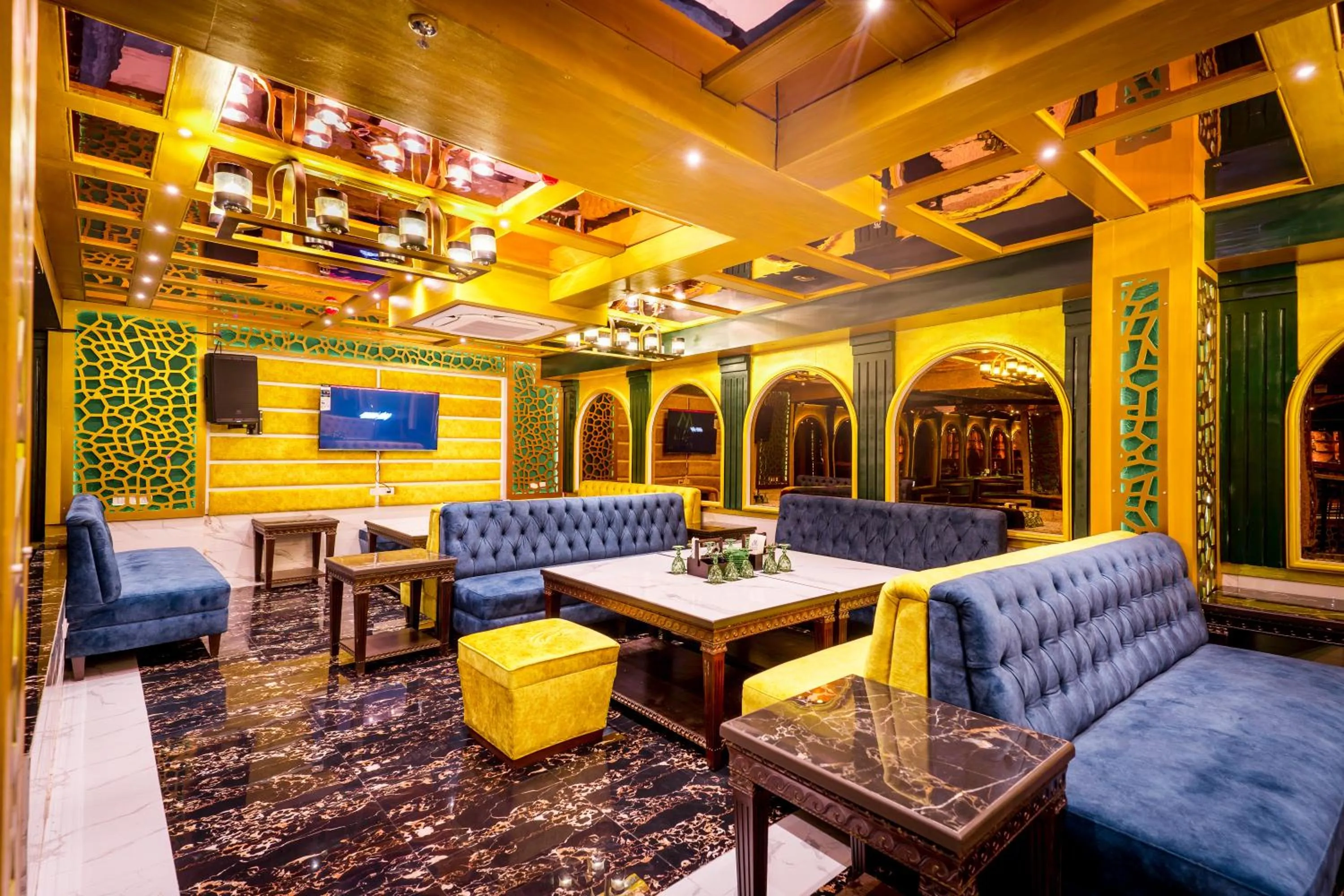 Restaurant/places to eat in Golden Parkk Hotel