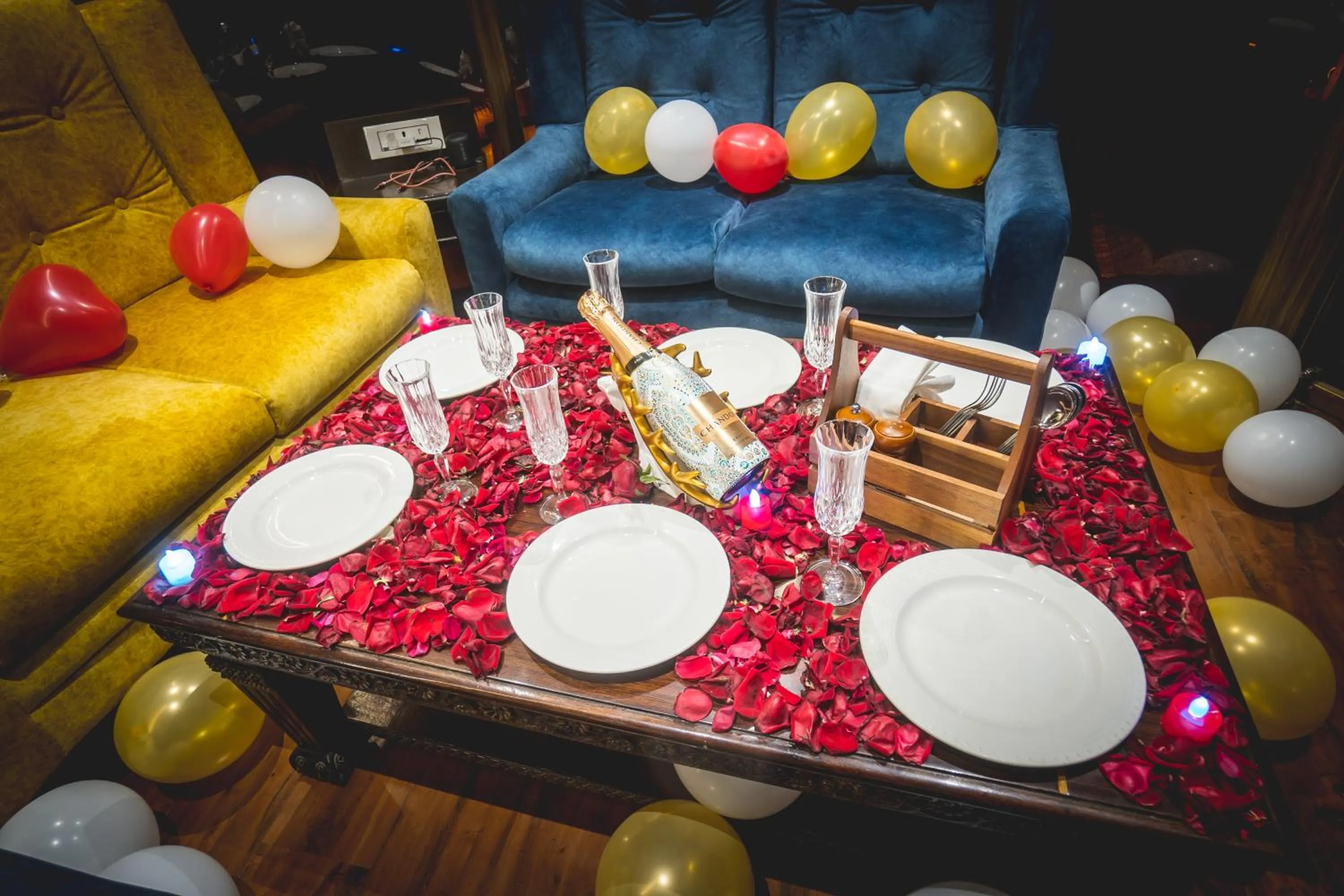 Restaurant/places to eat in Golden Parkk Hotel