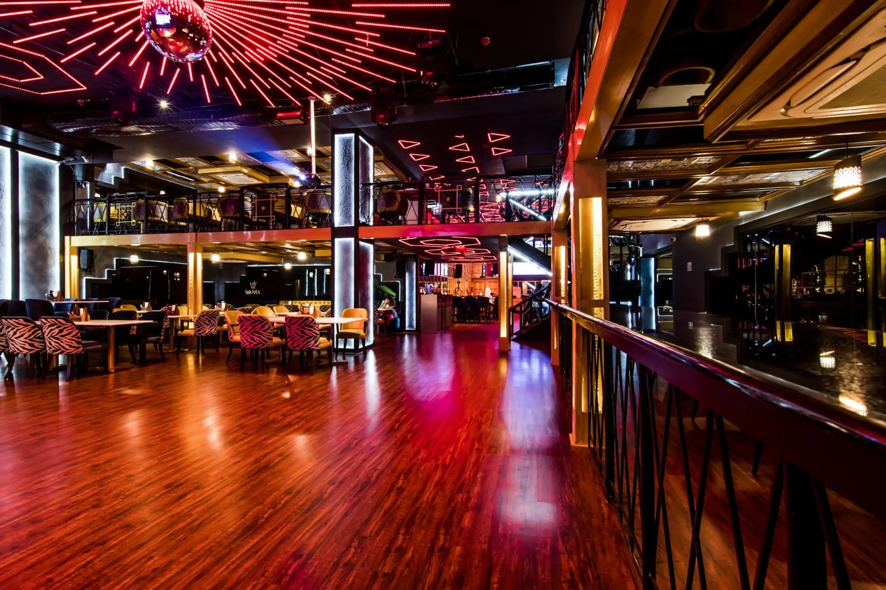 Restaurant/places to eat in Golden Parkk Hotel