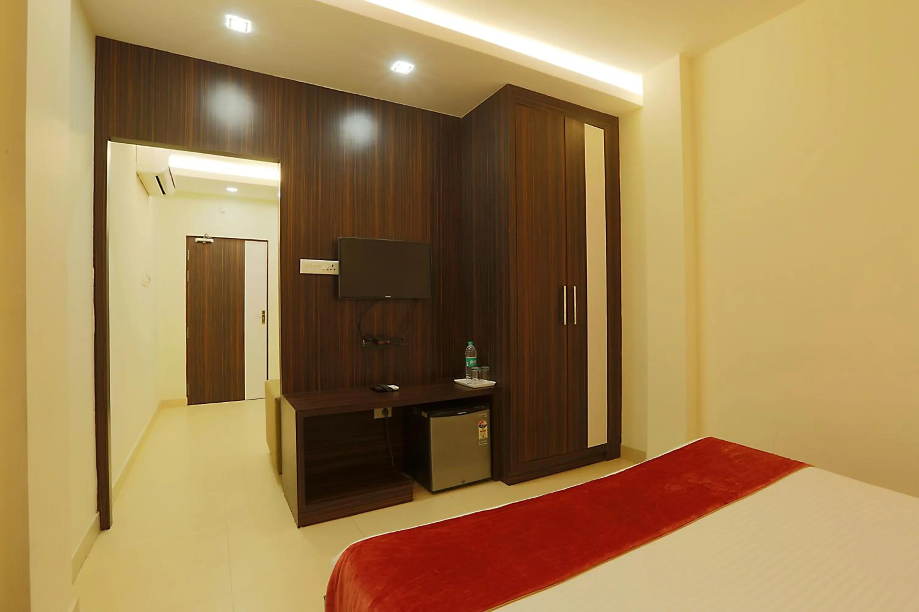 wardrobe, Bed in Hotel Premiere Villa