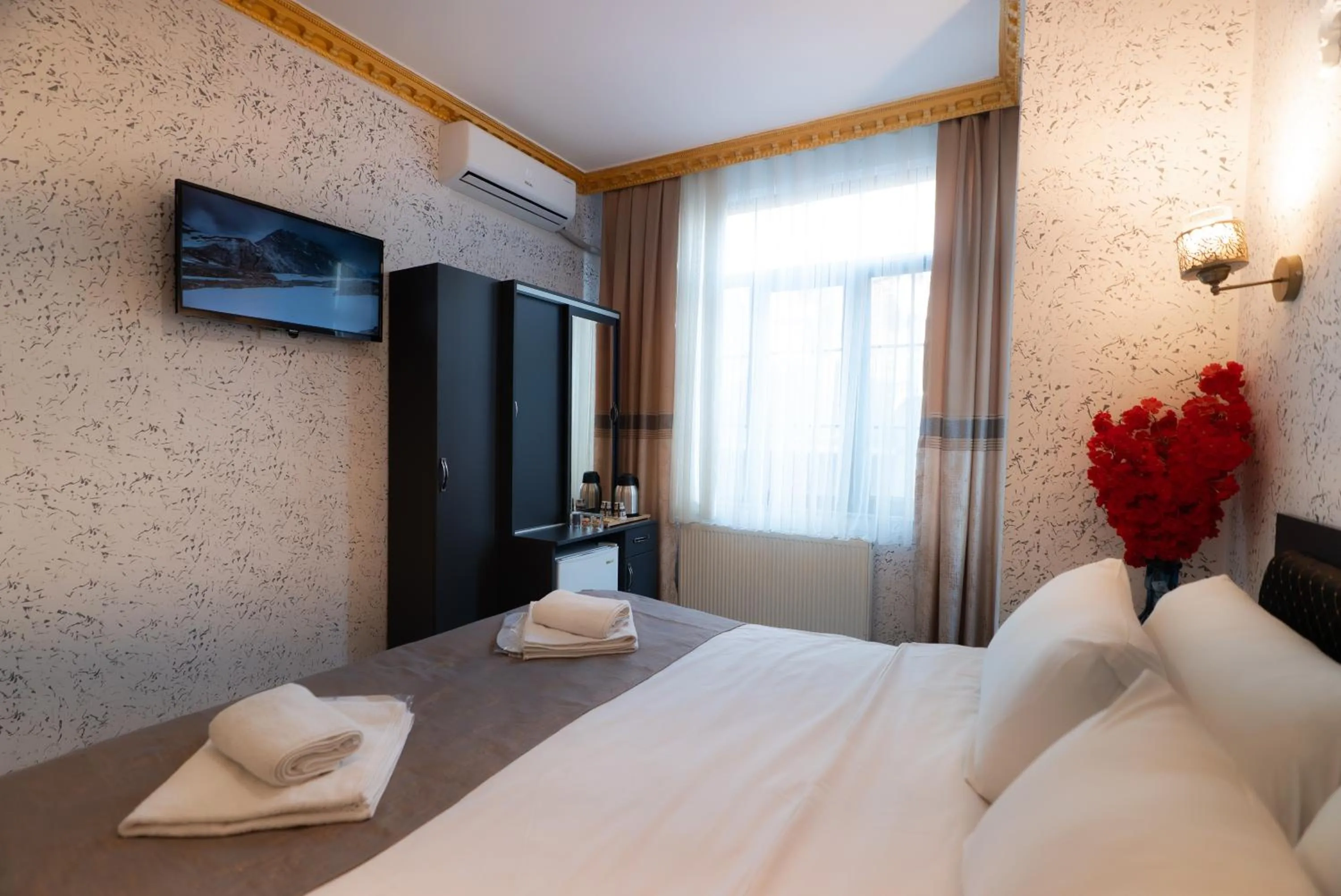 Communal lounge/ TV room, Bed in Golden Horn Park Hotel