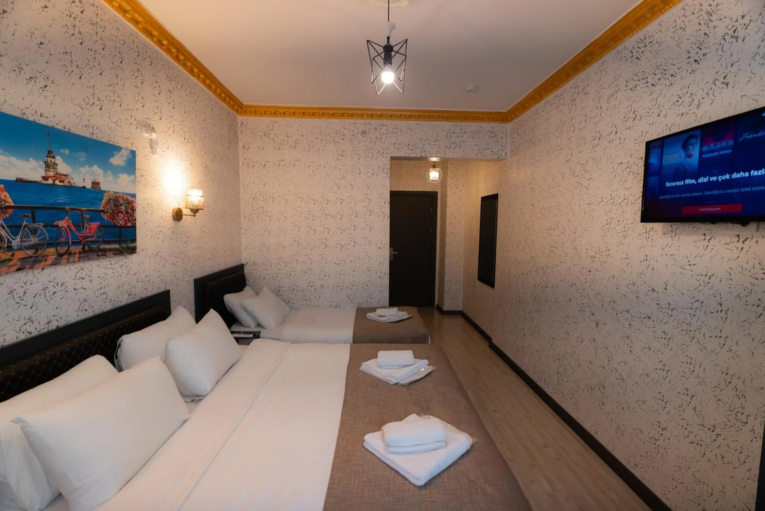 Communal lounge/ TV room, Bed in Golden Horn Park Hotel