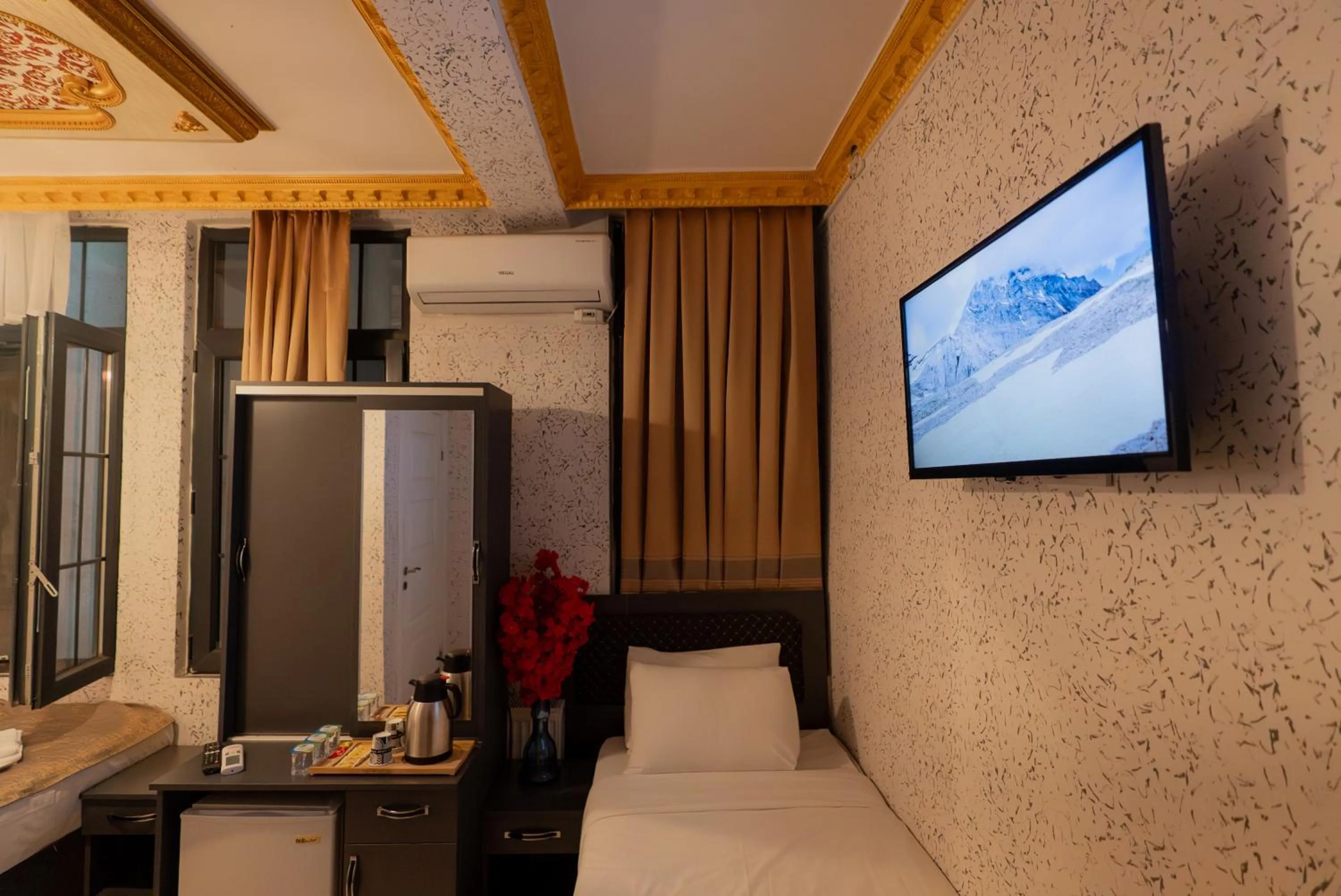 Communal lounge/ TV room in Golden Horn Park Hotel