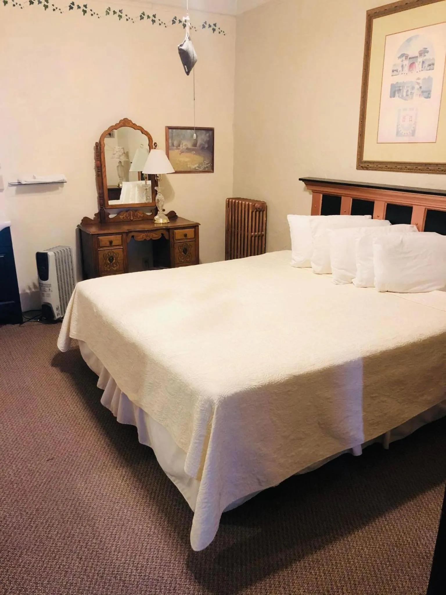 Bedroom, Bed in Historic Palace Hotel