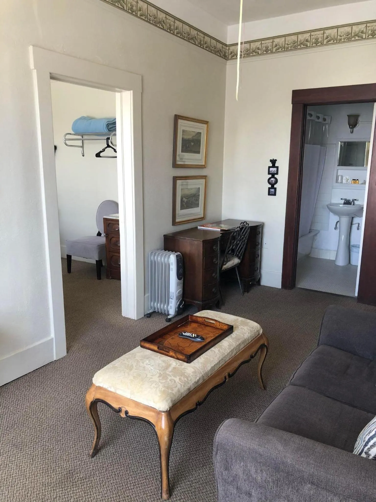 Photo of the whole room, Bed in Historic Palace Hotel