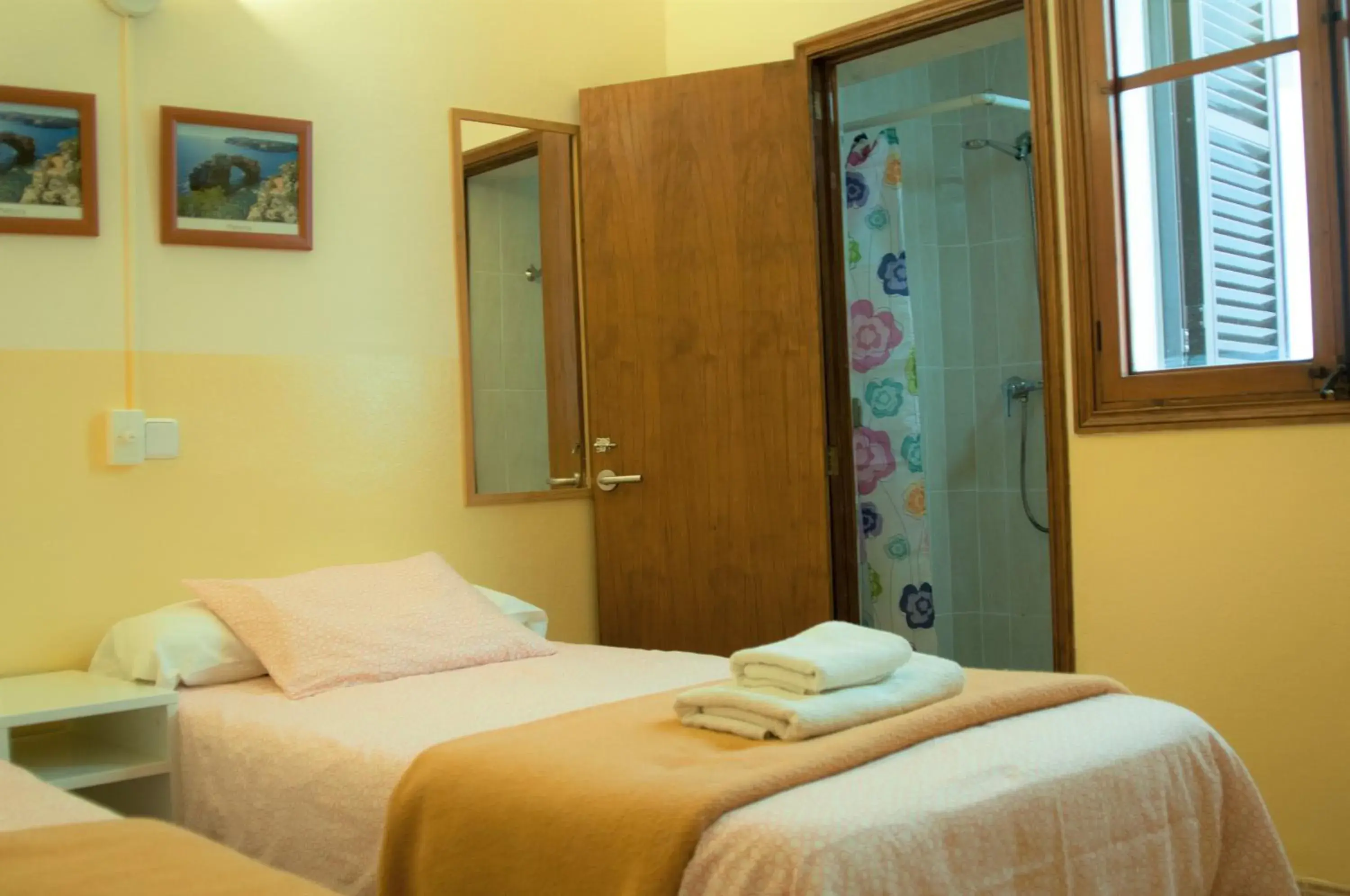 Twin Room with Private Bathroom in Hostal Atlanta Twin Room with Private Bathroom in Hostal Atlanta