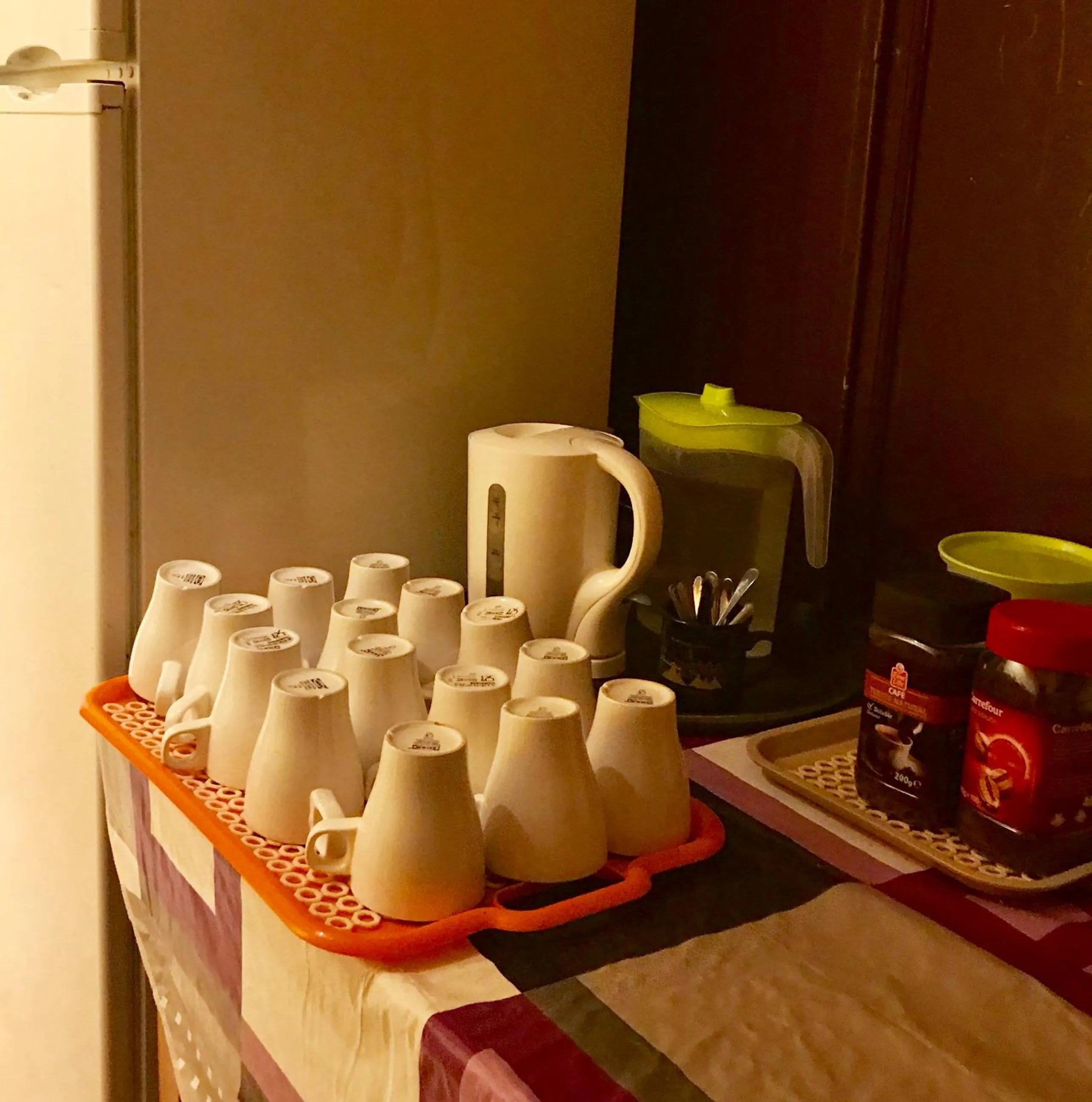 Communal kitchen in Hostal Atlanta