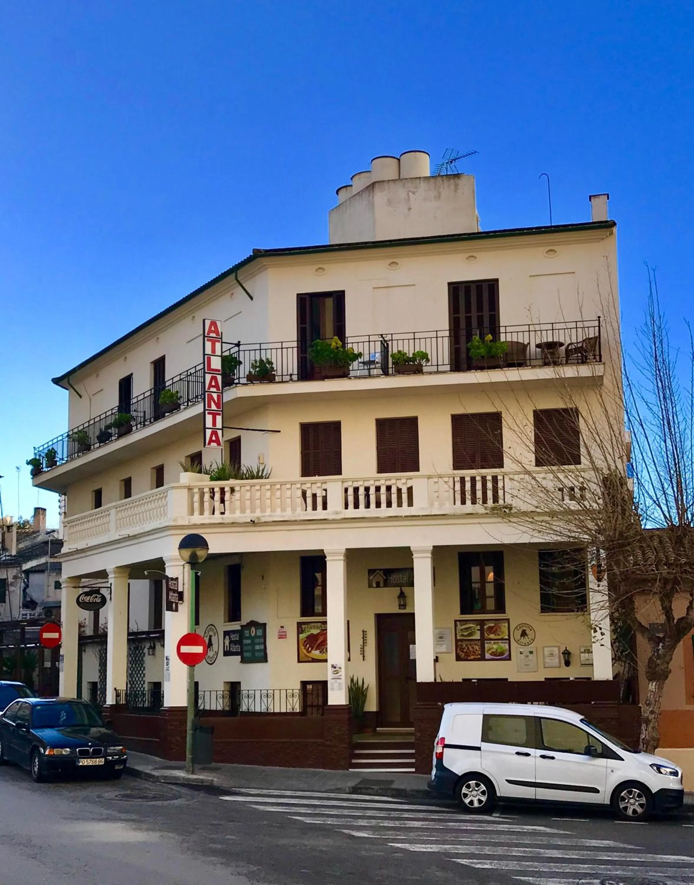Facade/entrance in Hostal Atlanta