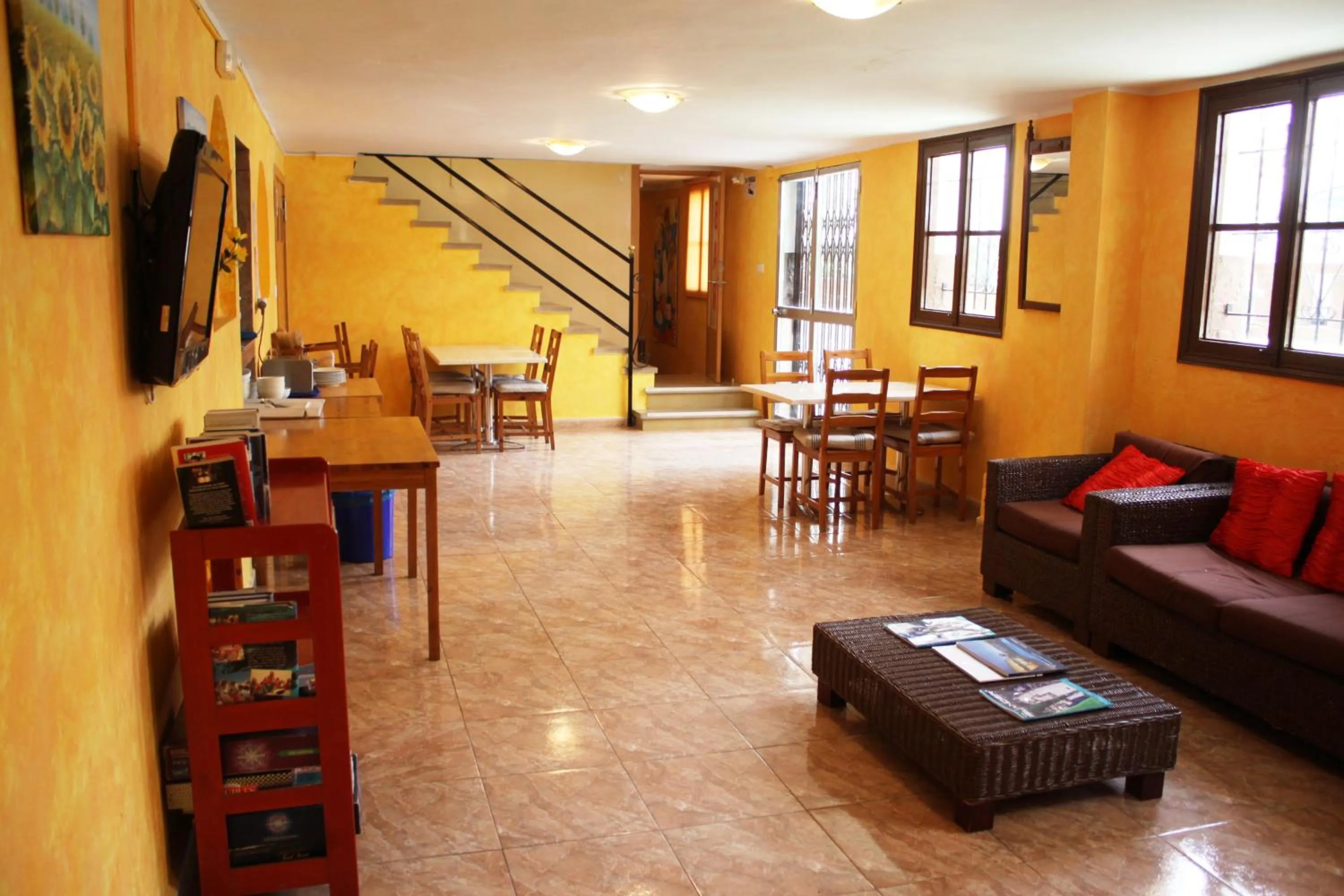 Communal lounge/ TV room in Hostal Atlanta