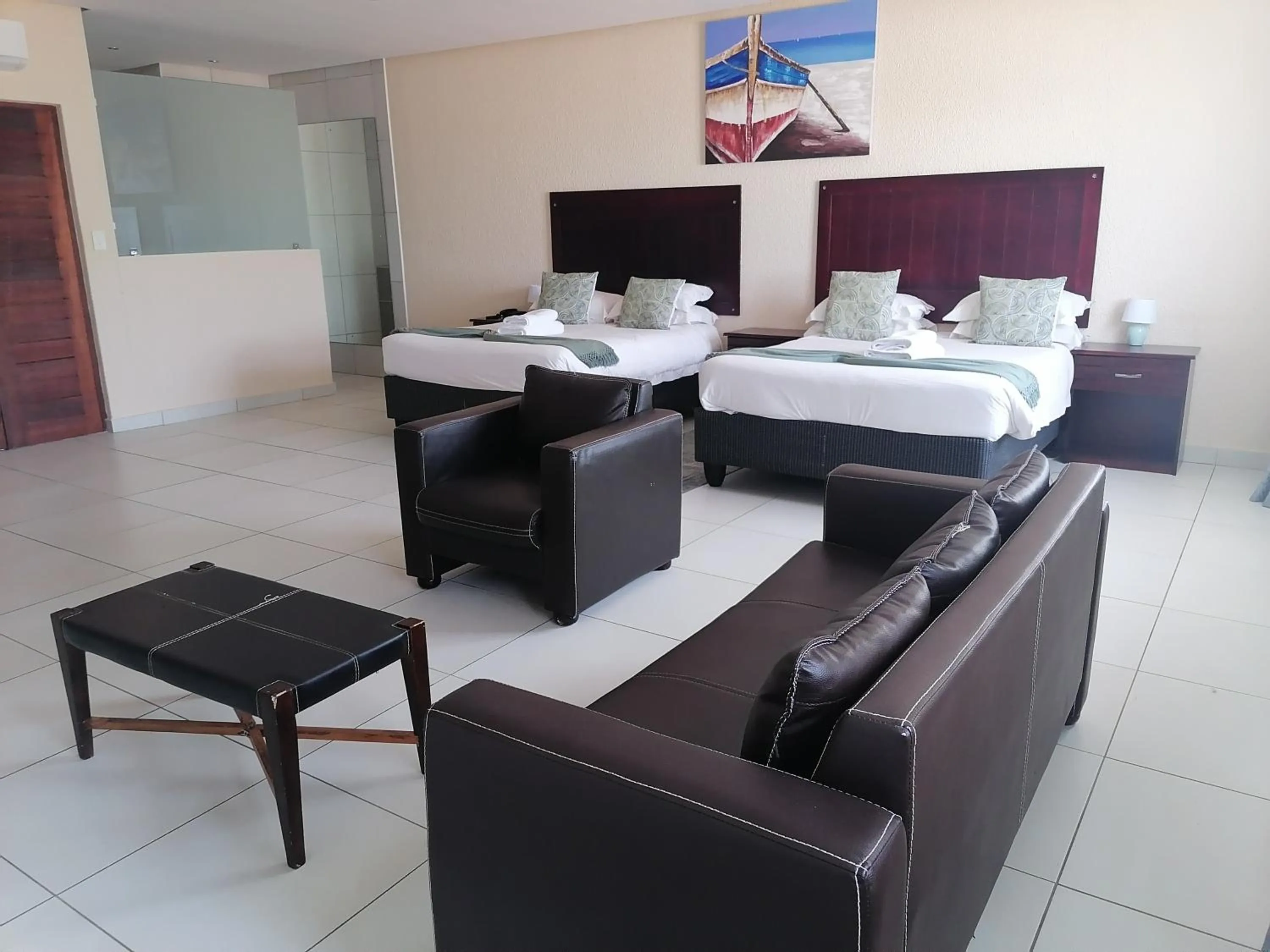 Living room, Bed in Margate Beach Lodge