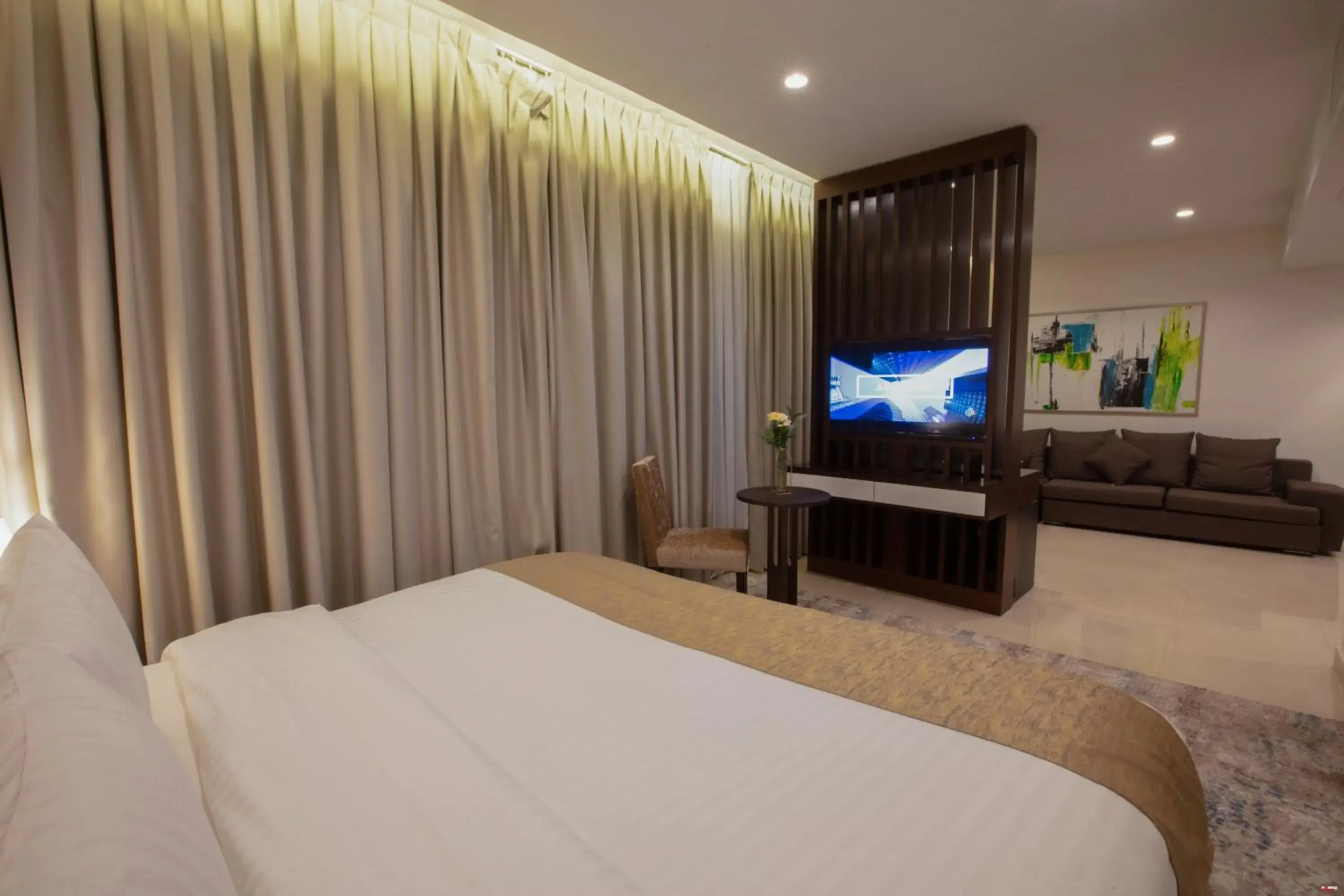 Communal lounge/ TV room, Bed in Seas Hotel Amman