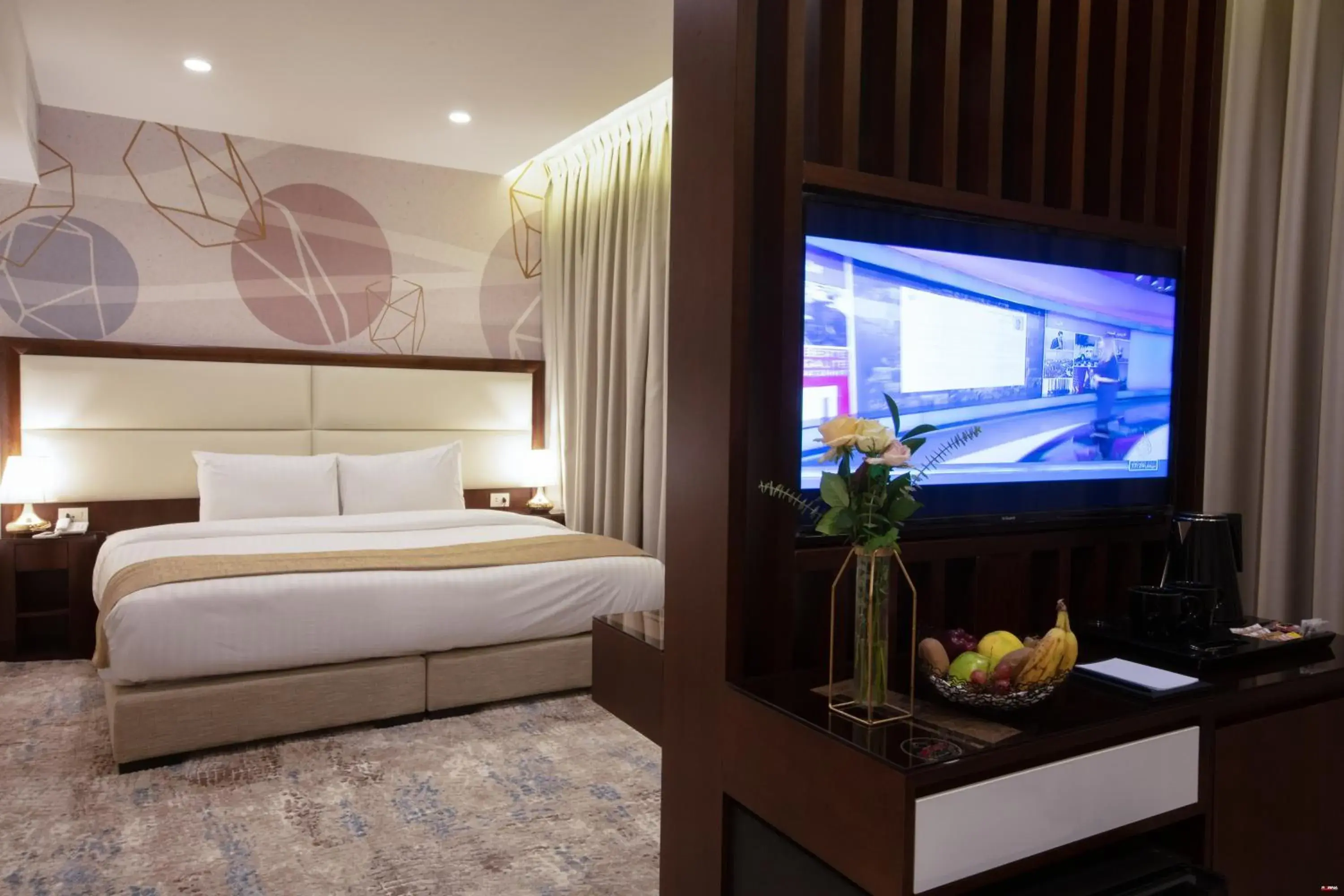 Communal lounge/ TV room, Bed in Seas Hotel Amman