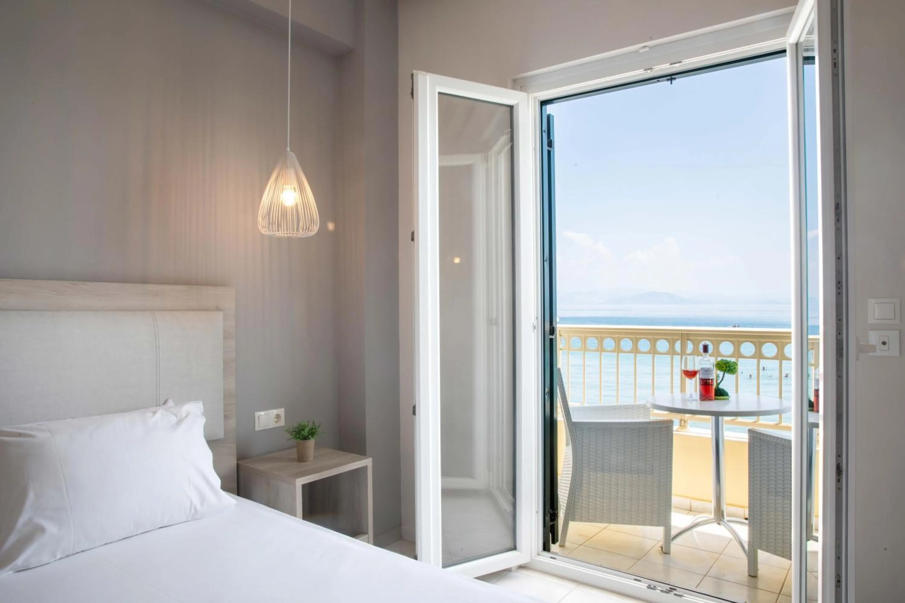 Sea view, Bed in Hotel Rossis