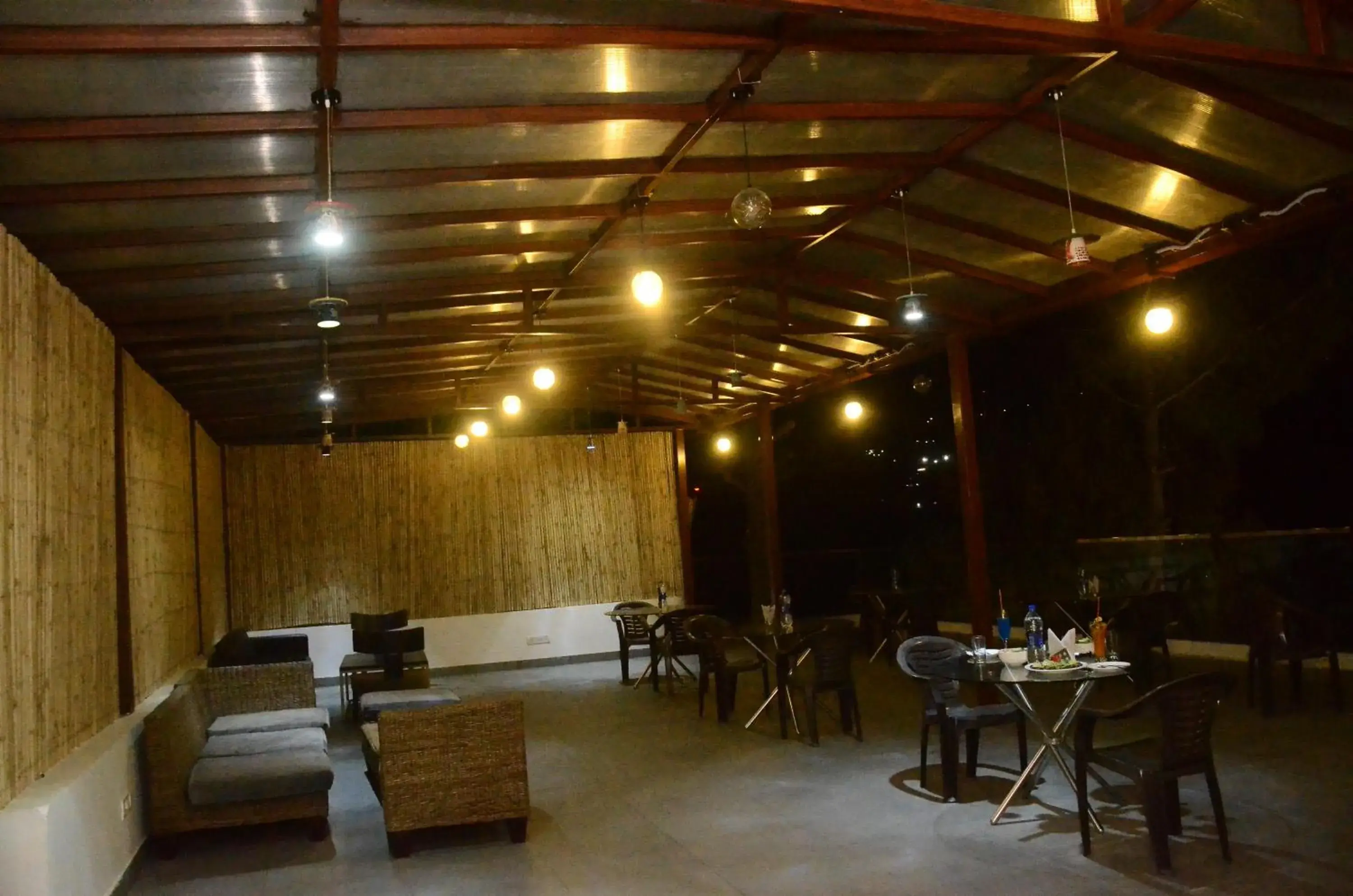 Restaurant/places to eat in The Golden Sunrise Hotel Restaurant/places to eat in The Golden Sunrise Hotel