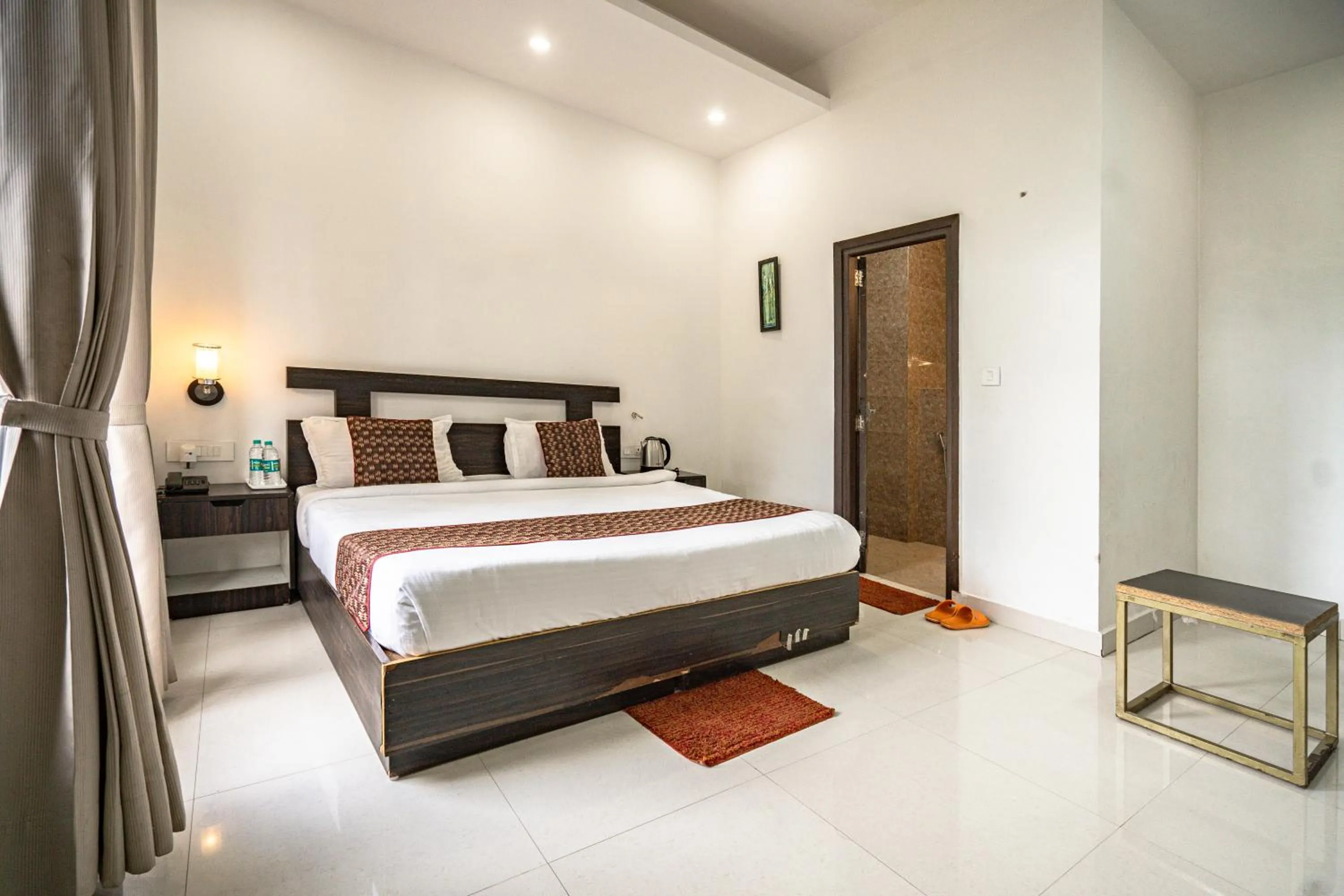 Bedroom, Bed in The Golden Sunrise Hotel