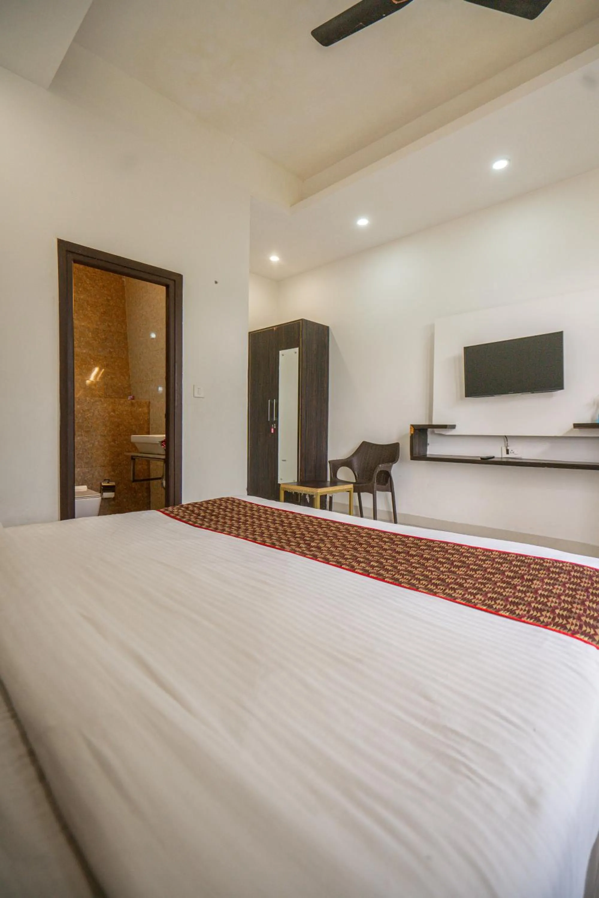 Bathroom, Bed in The Golden Sunrise Hotel