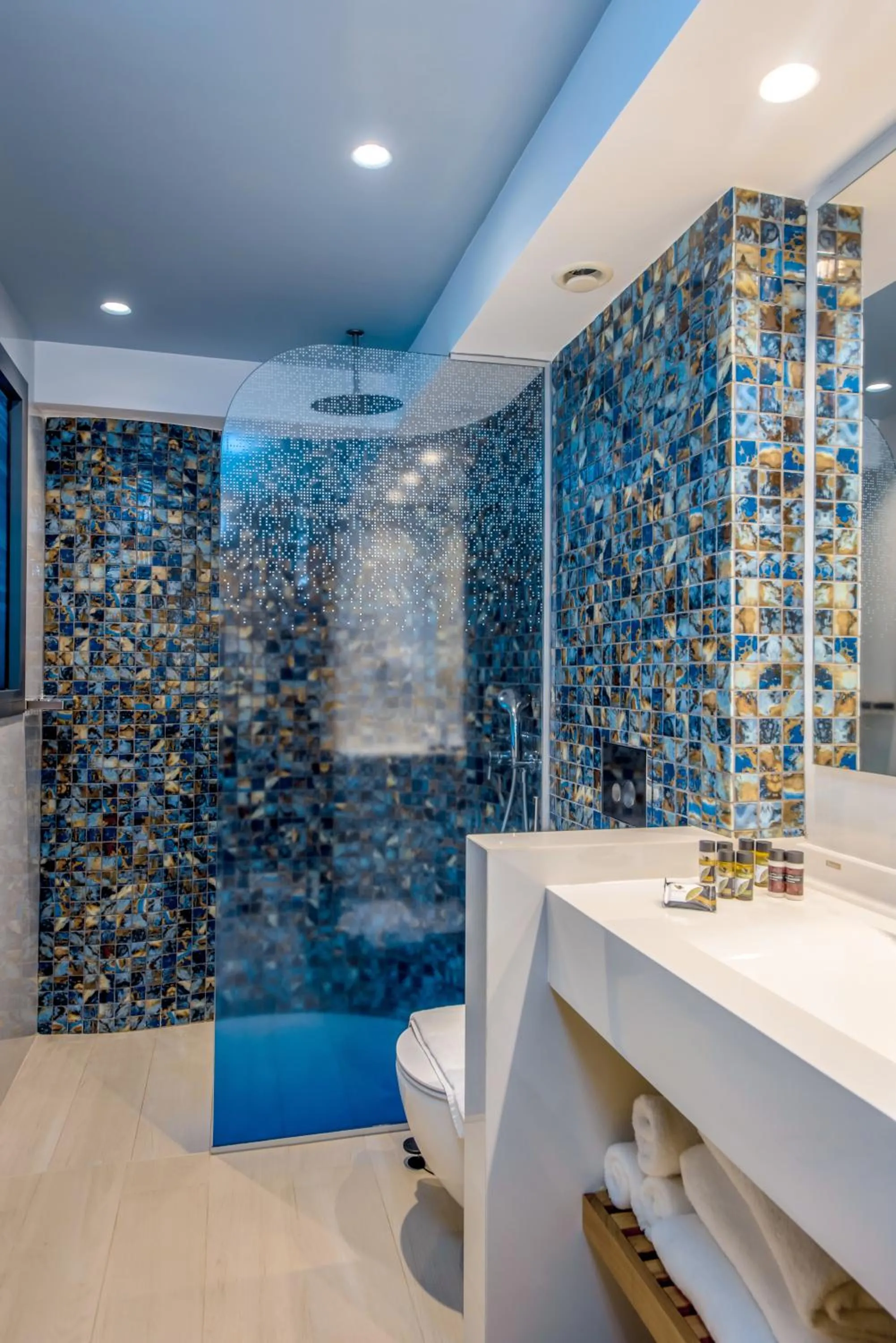 Shower in Lyttos Mare