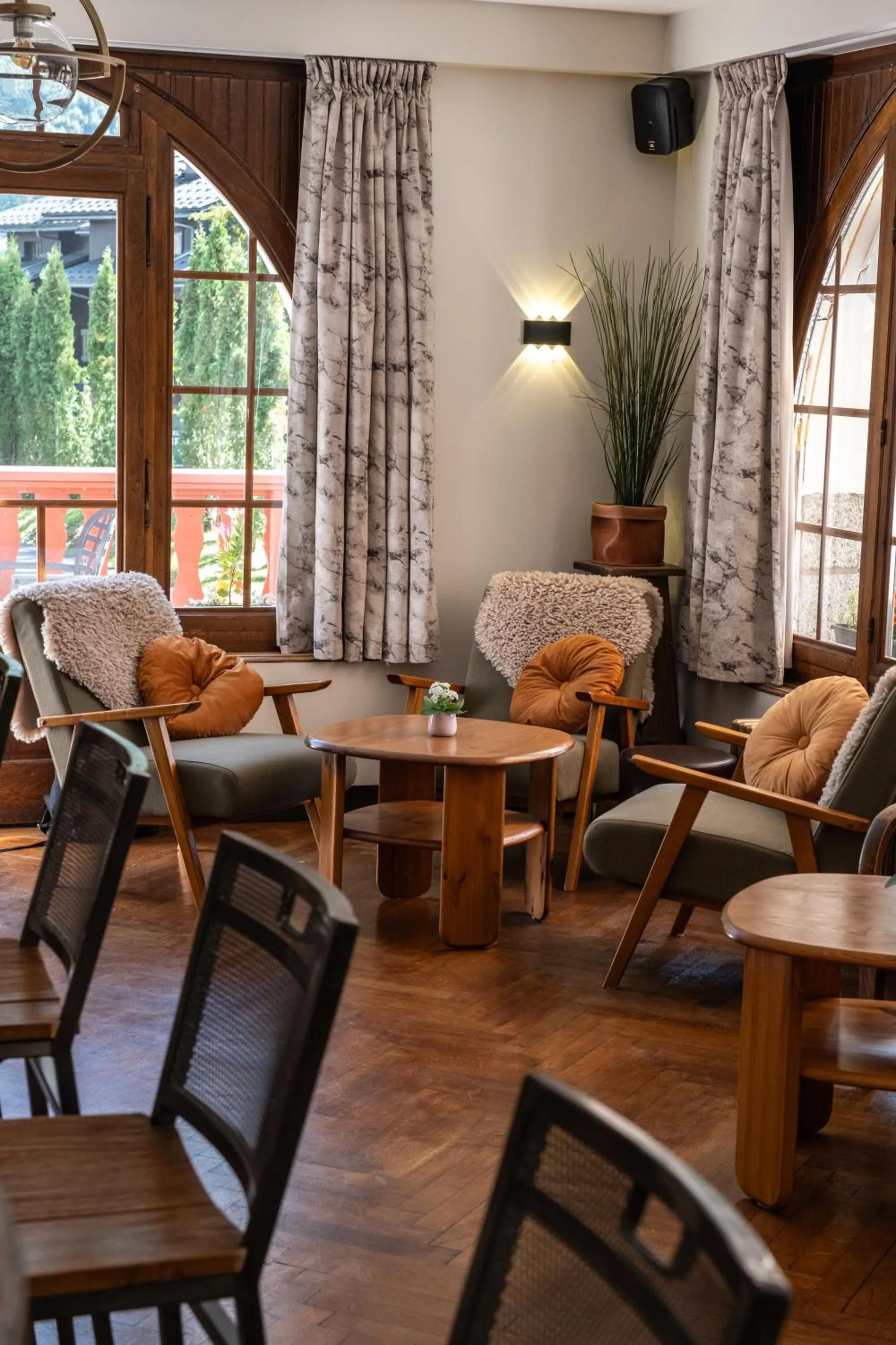 Communal lounge/ TV room in Chalet Hôtel La Sapinière