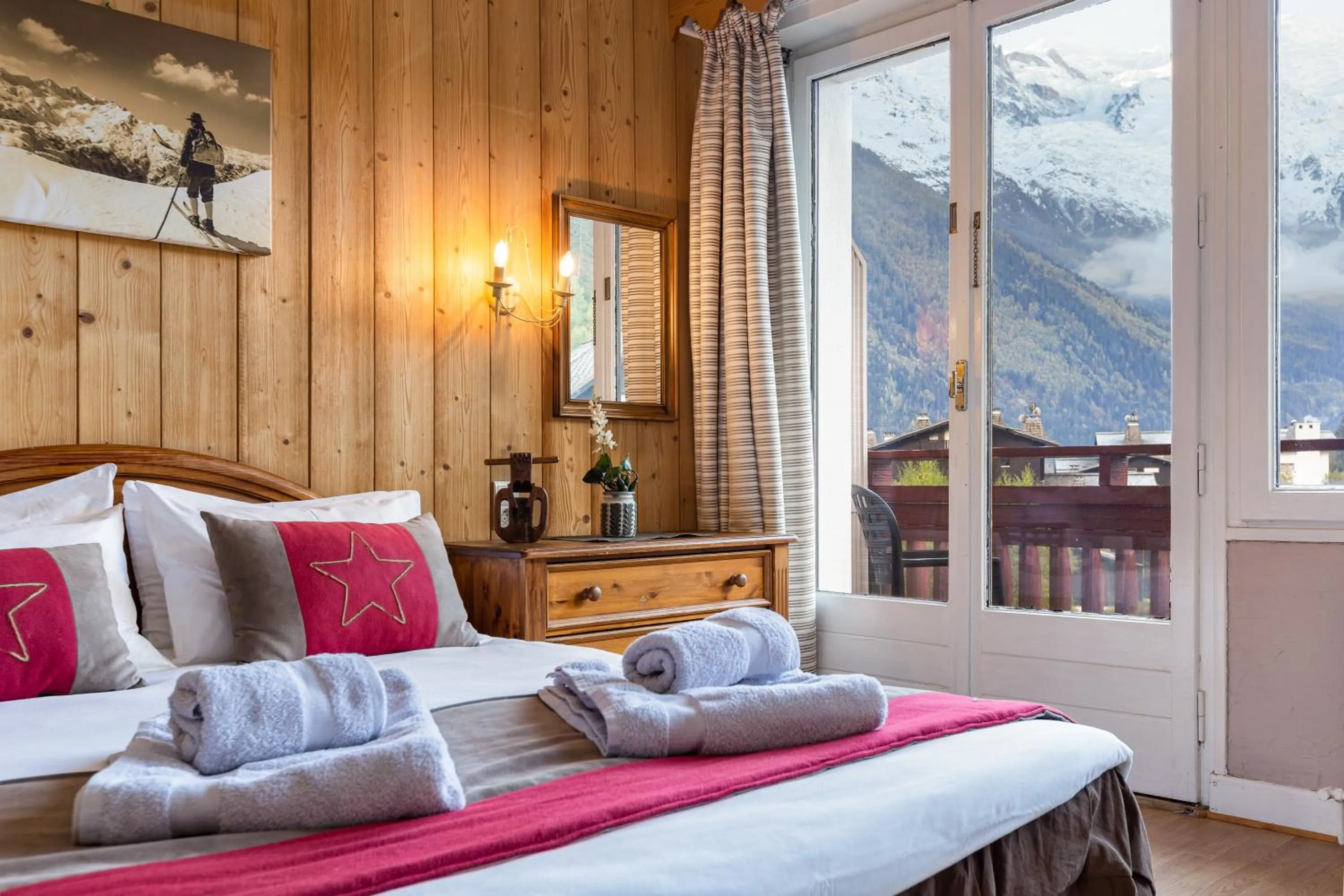 Mountain view, Bed in Chalet Hôtel La Sapinière