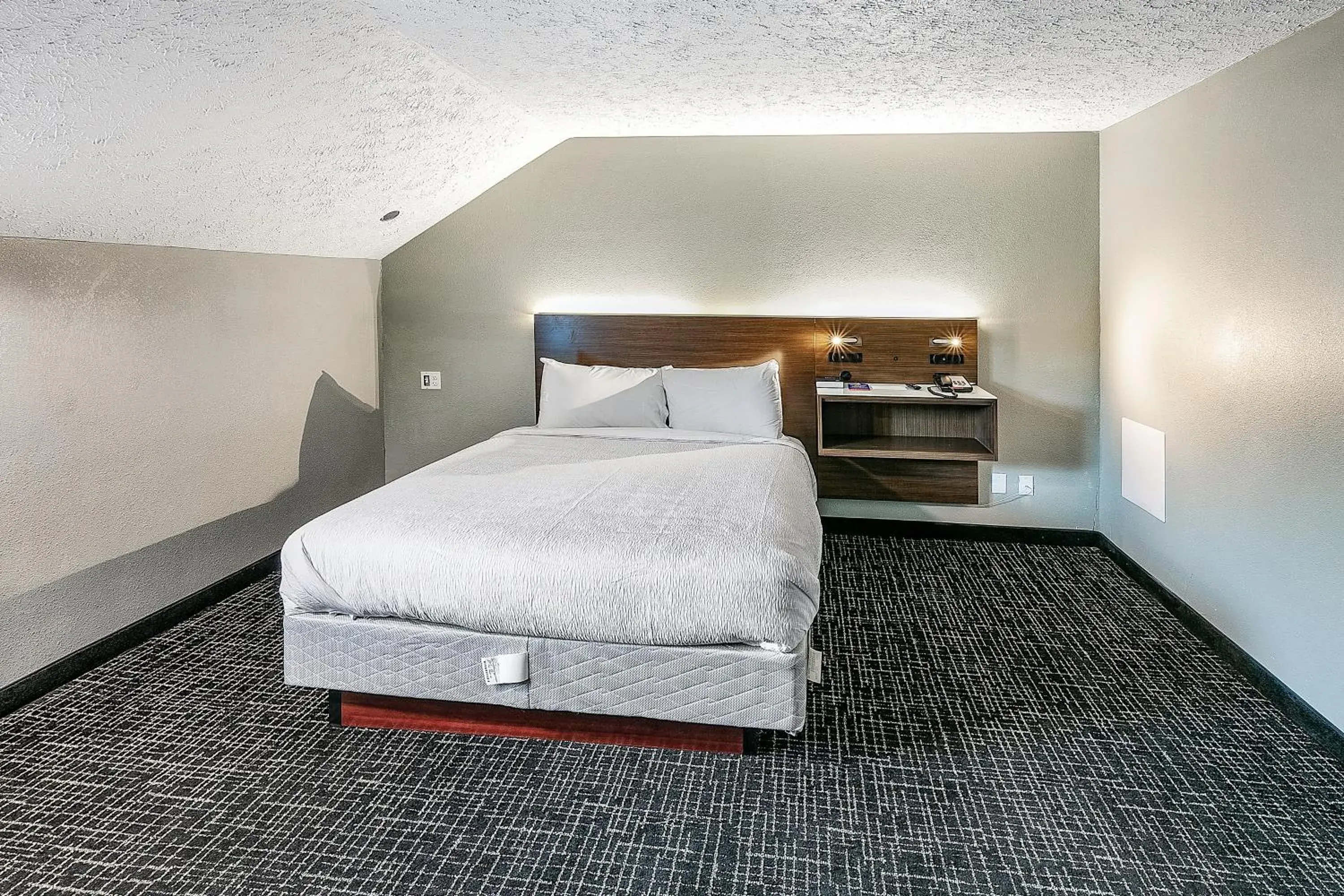 Bed in Gatlinburg Mountain Inn Bed in Gatlinburg Mountain Inn