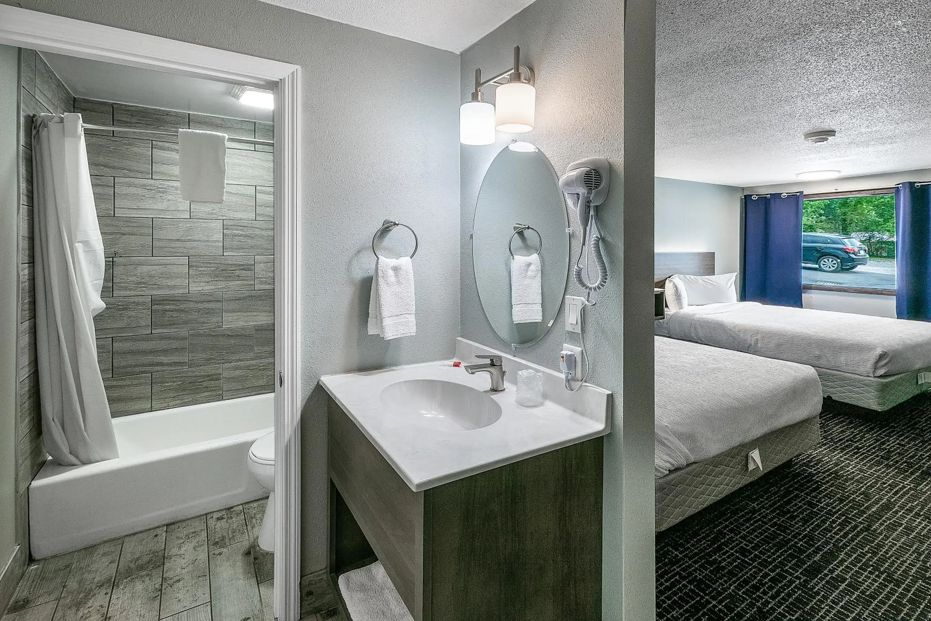 Bed in Gatlinburg Mountain Inn Bed in Gatlinburg Mountain Inn