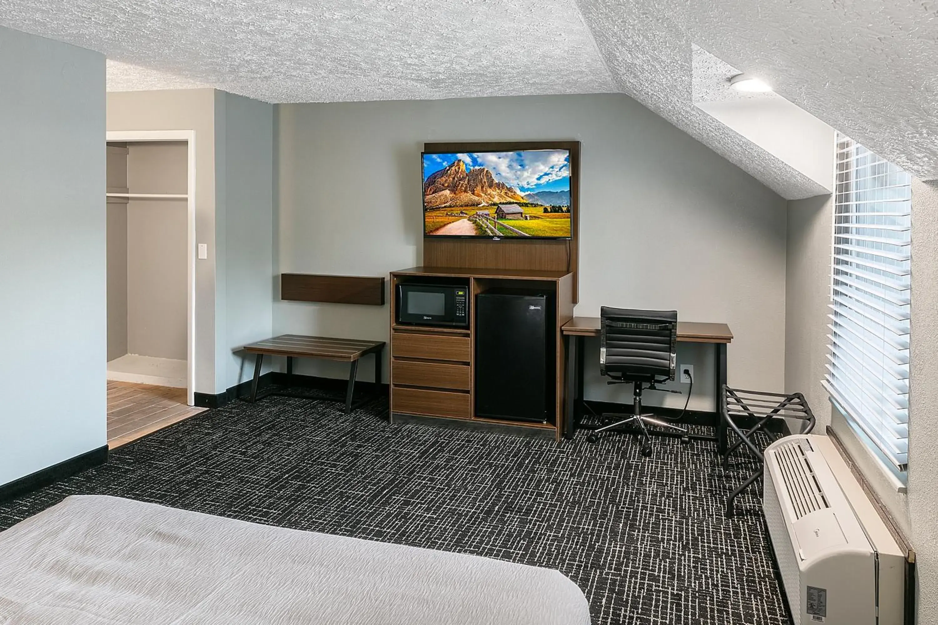 Bed in Gatlinburg Mountain Inn Bed in Gatlinburg Mountain Inn